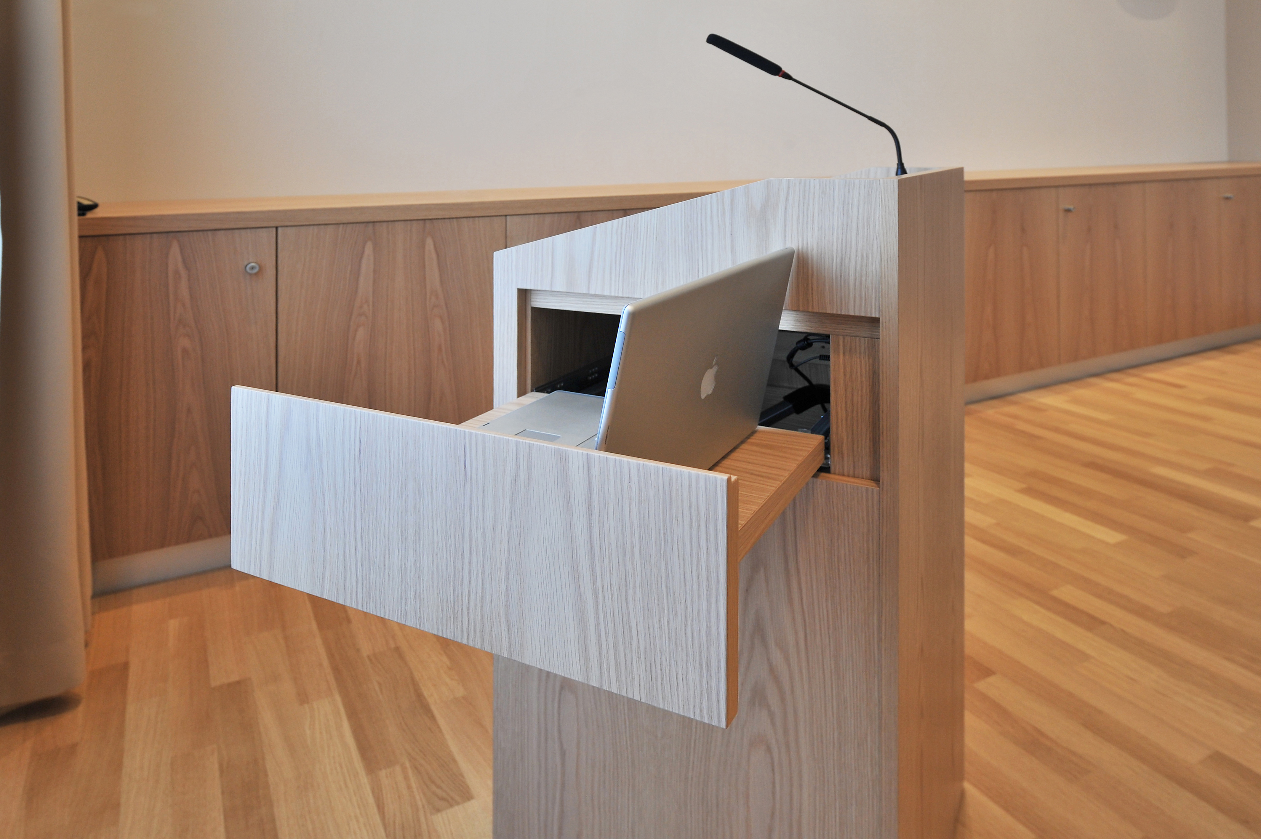 Références-Galerie de photos-Post Luxembourg- Solution spéciale pupitre avec technique de présentation