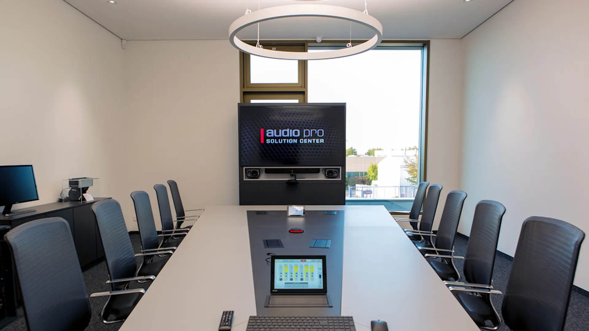 Références- audio pro Heilbronn- Heilbronn- ctz flip stop table pivotante- primo chaise de conférence- MICO-1 stèle média- table de conférence