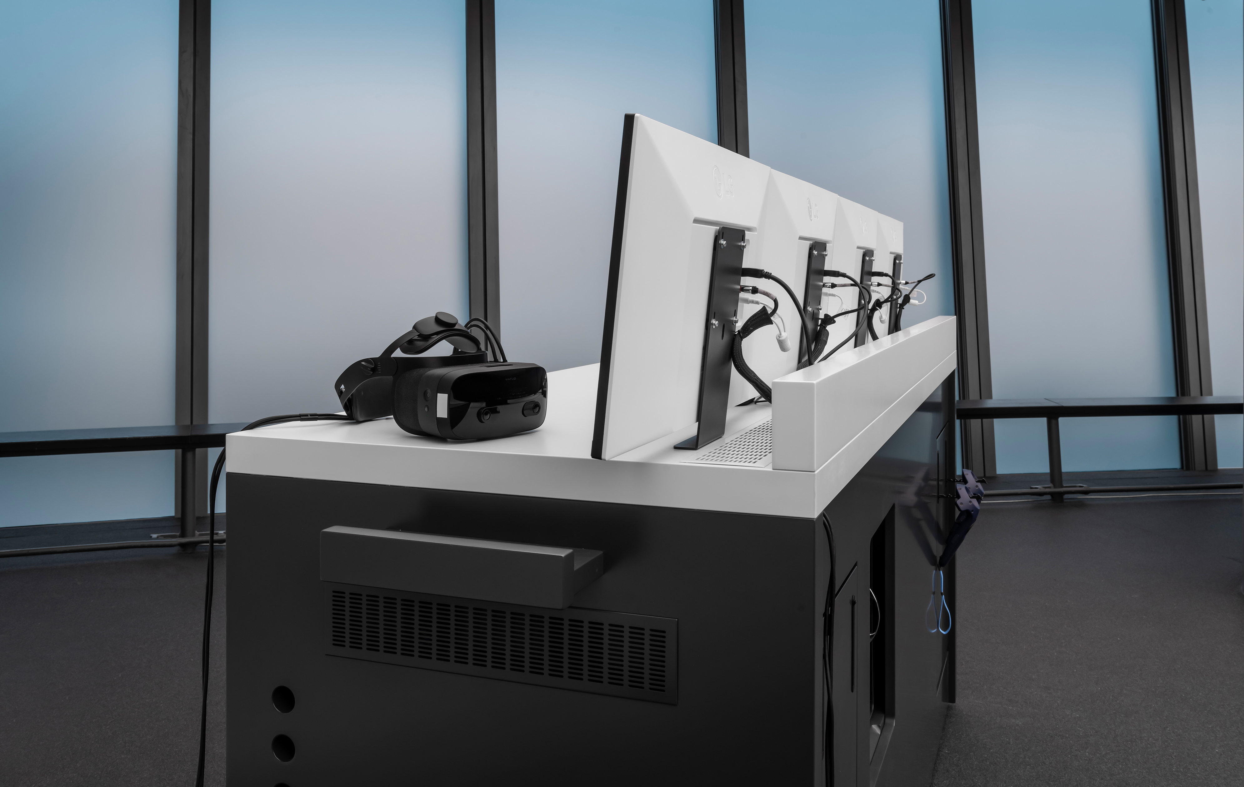 Centre de recherche et d'innovation (FIZ) du groupe BMW à Munich | totems médiatiques et consoles techniques sur mesure