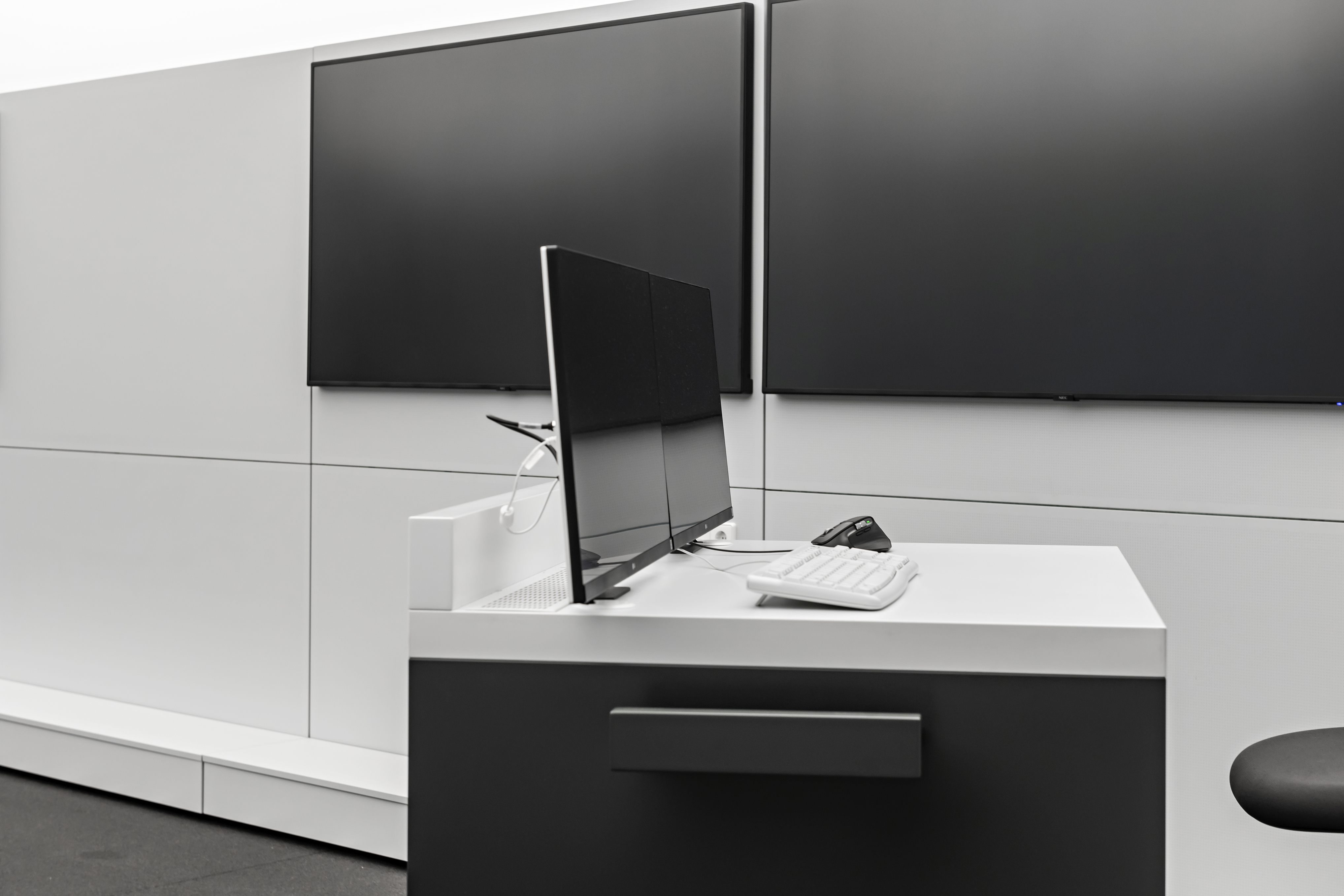 Centre de recherche et d'innovation (FIZ) du groupe BMW à Munich | totems médiatiques et consoles techniques sur mesure