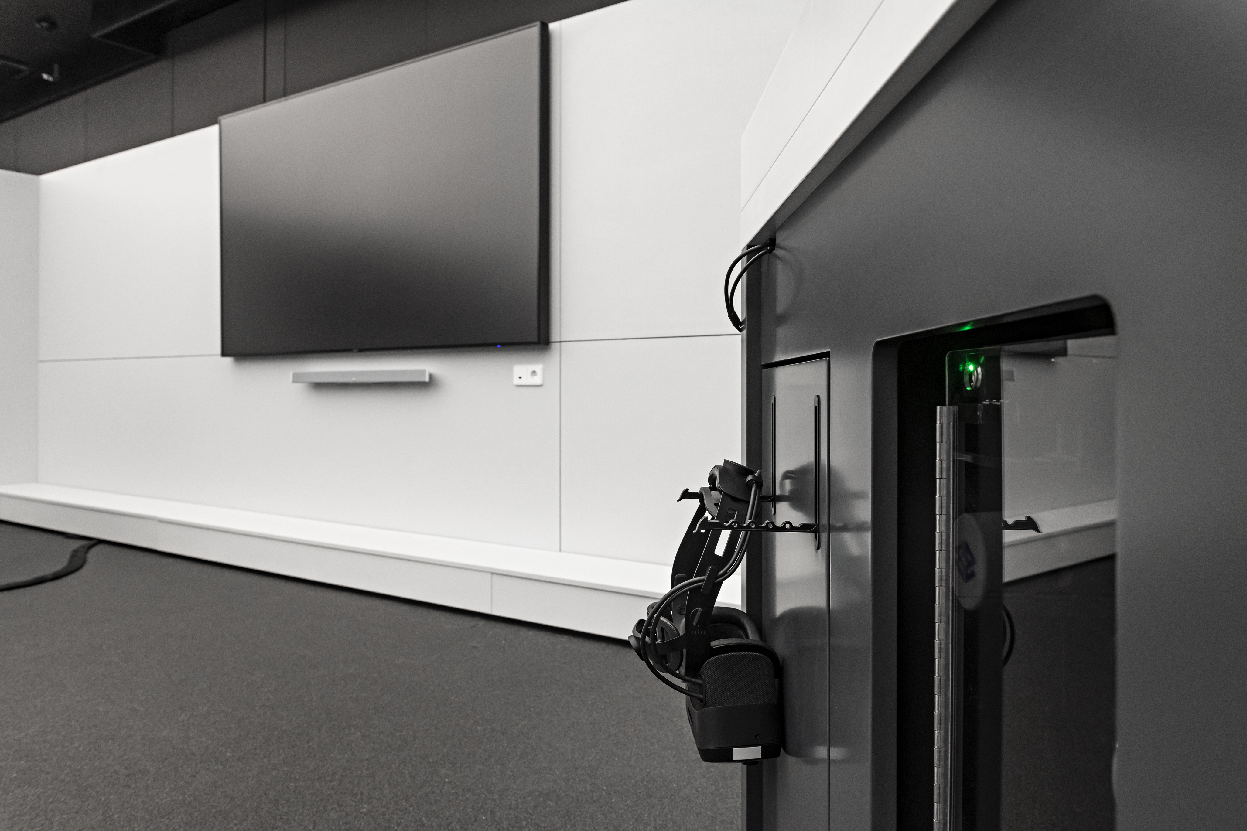 Centre de recherche et d'innovation (FIZ) du groupe BMW à Munich | totems médias et consoles techniques sur mesure