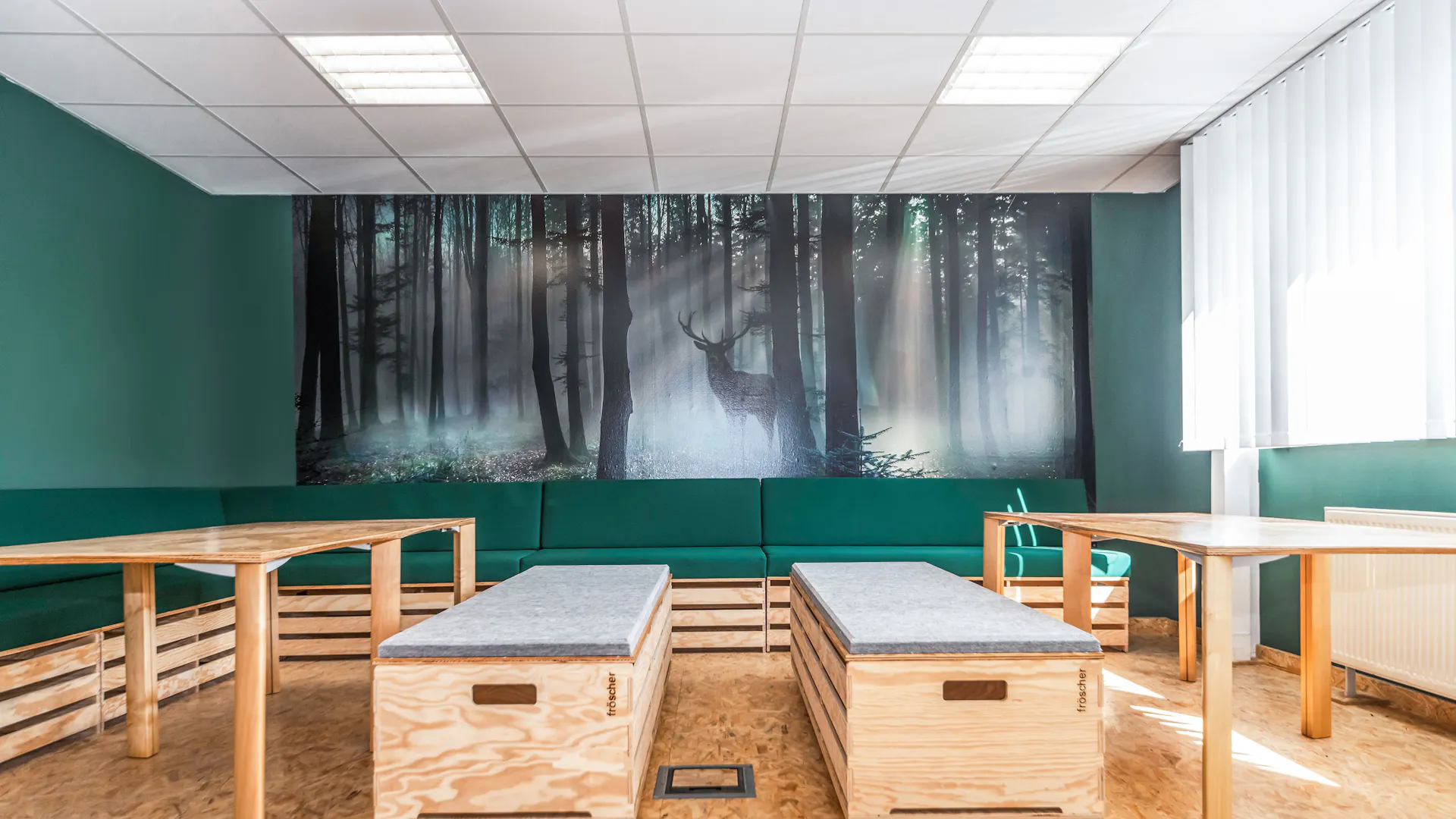 Referenzen-Pausenraum fröscher-Steinheim an der Murr-arena auf Rollen-cetera Tisch-Konferenztisch- arena-Sitzauflagen