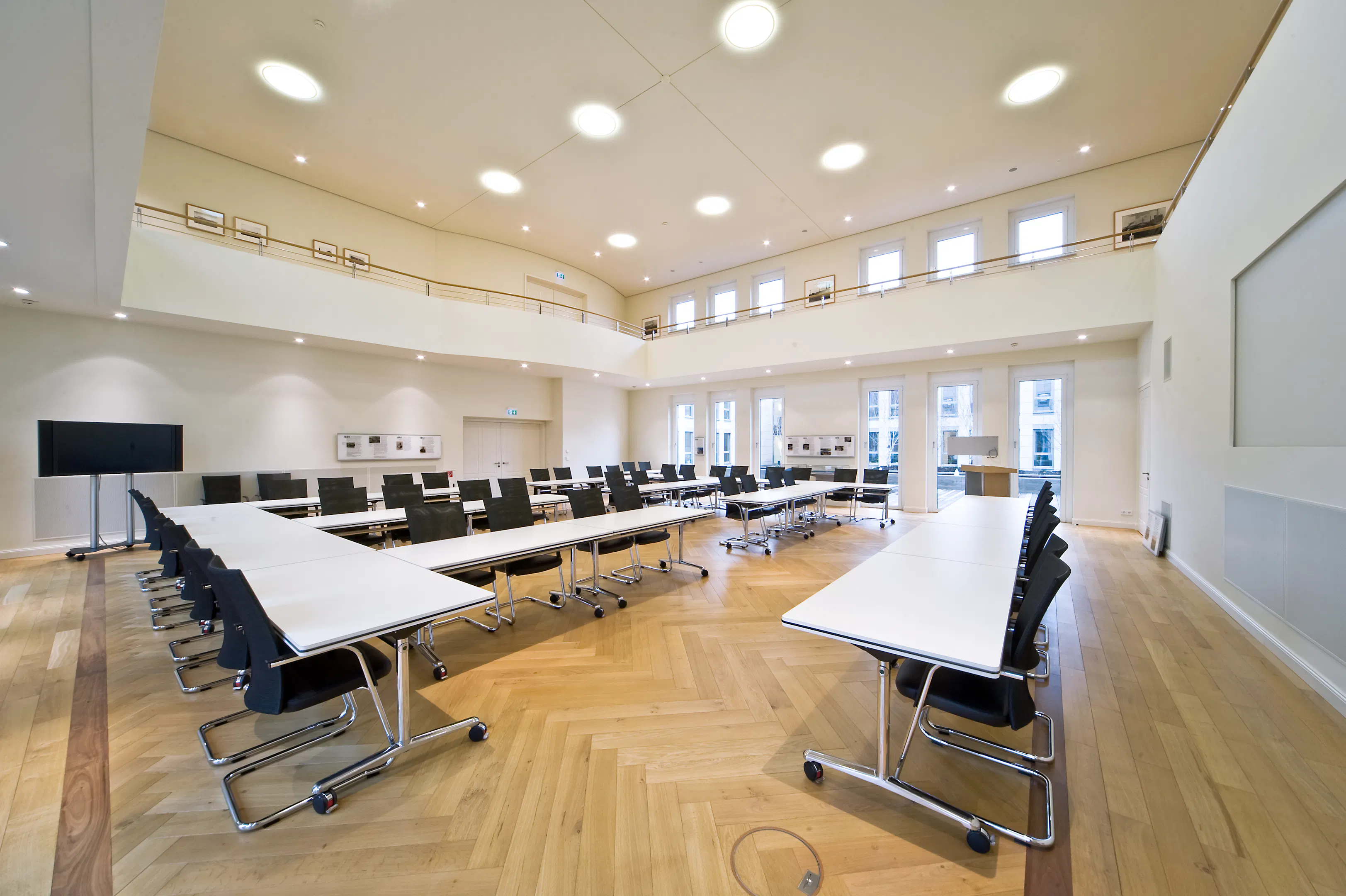 References-Picture gallery-Grillo-Werke AG Duisburg- pharao net cantilever- Multiform multipurpose tables