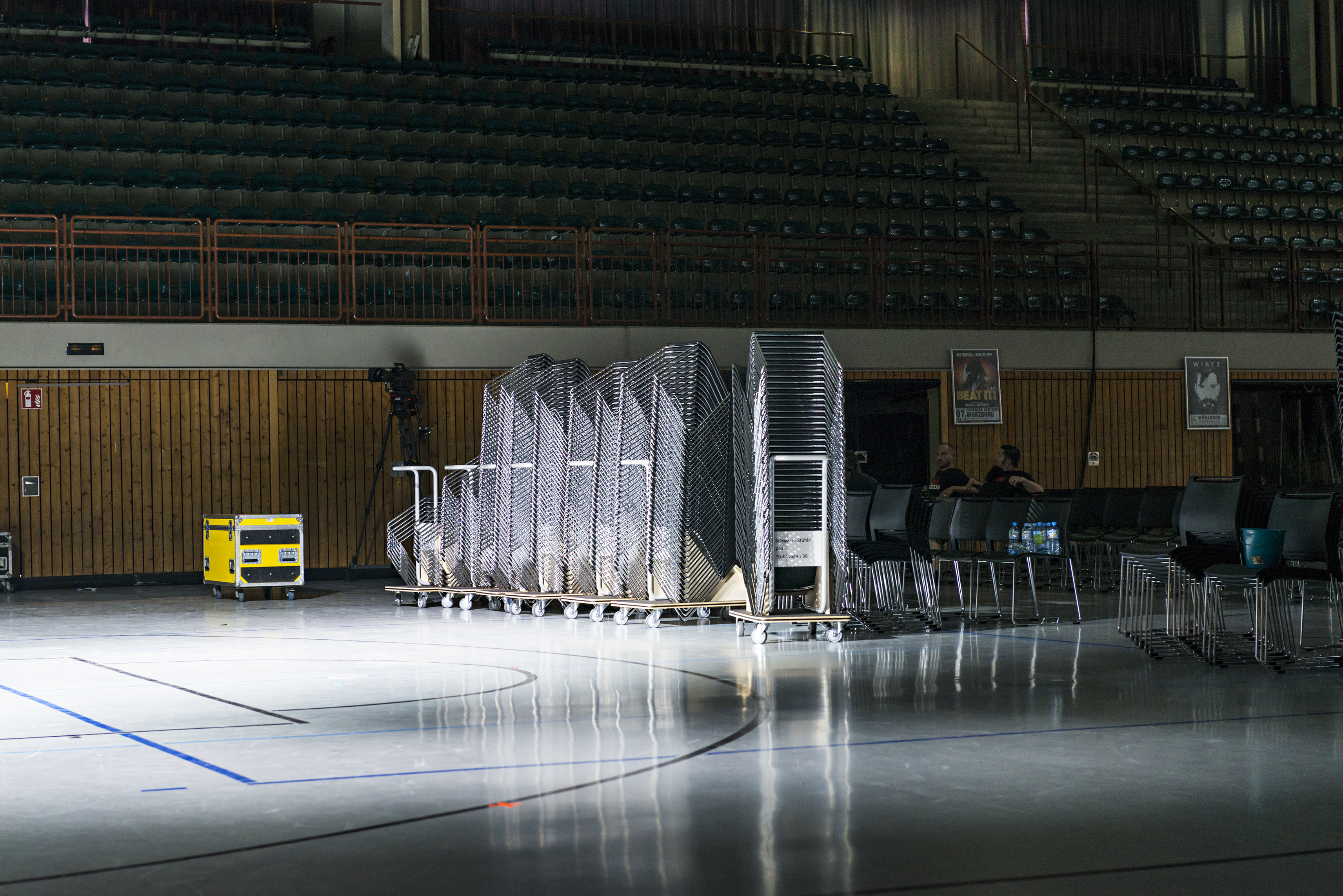 Références-Galerie de photos-tectake arena Würzburg- klif Chariot d'empilage de chaises multi-usages