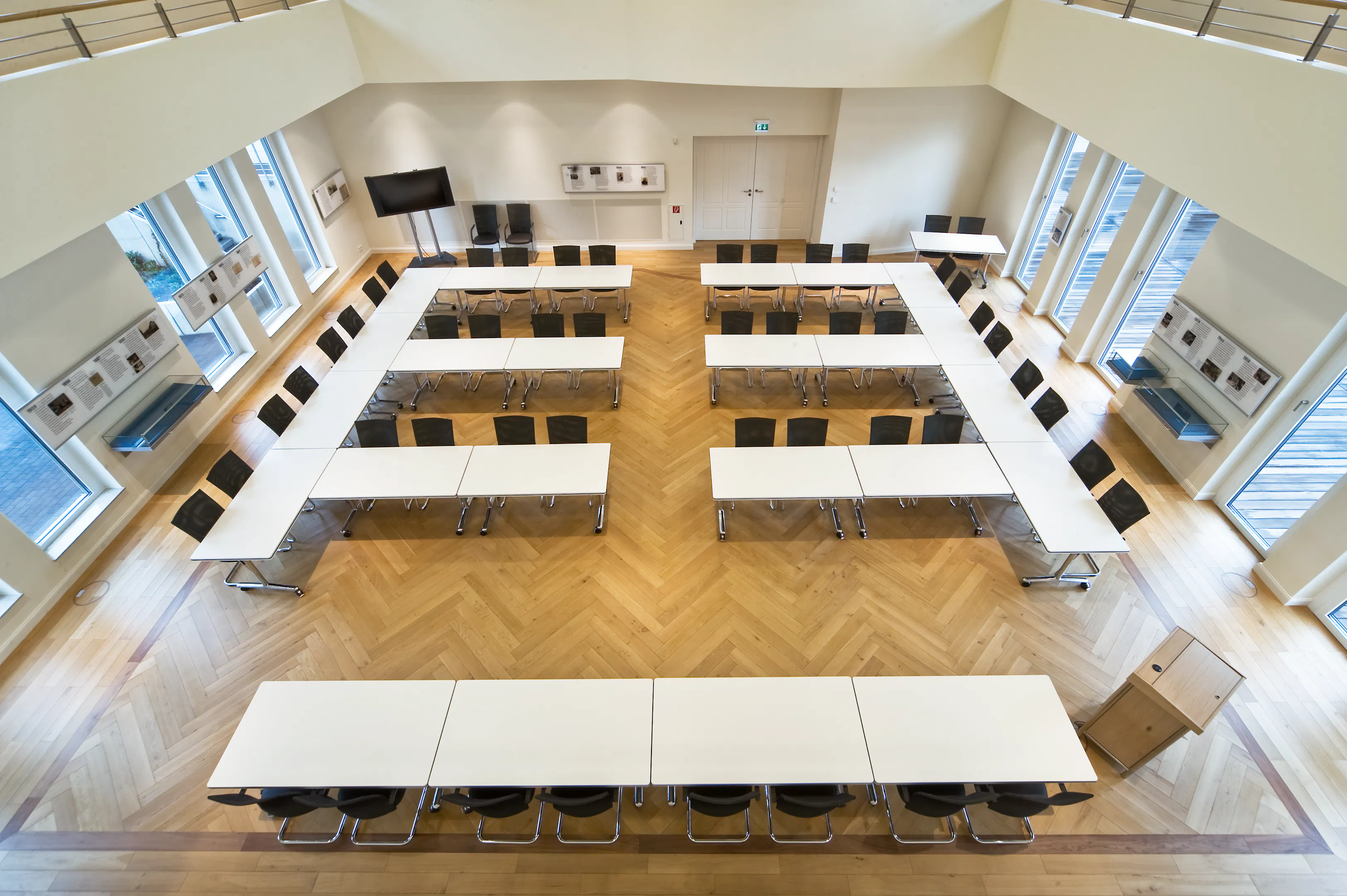 References-Picture gallery-Grillo-Werke AG Duisburg- pharao net cantilever- Multiform multipurpose tables