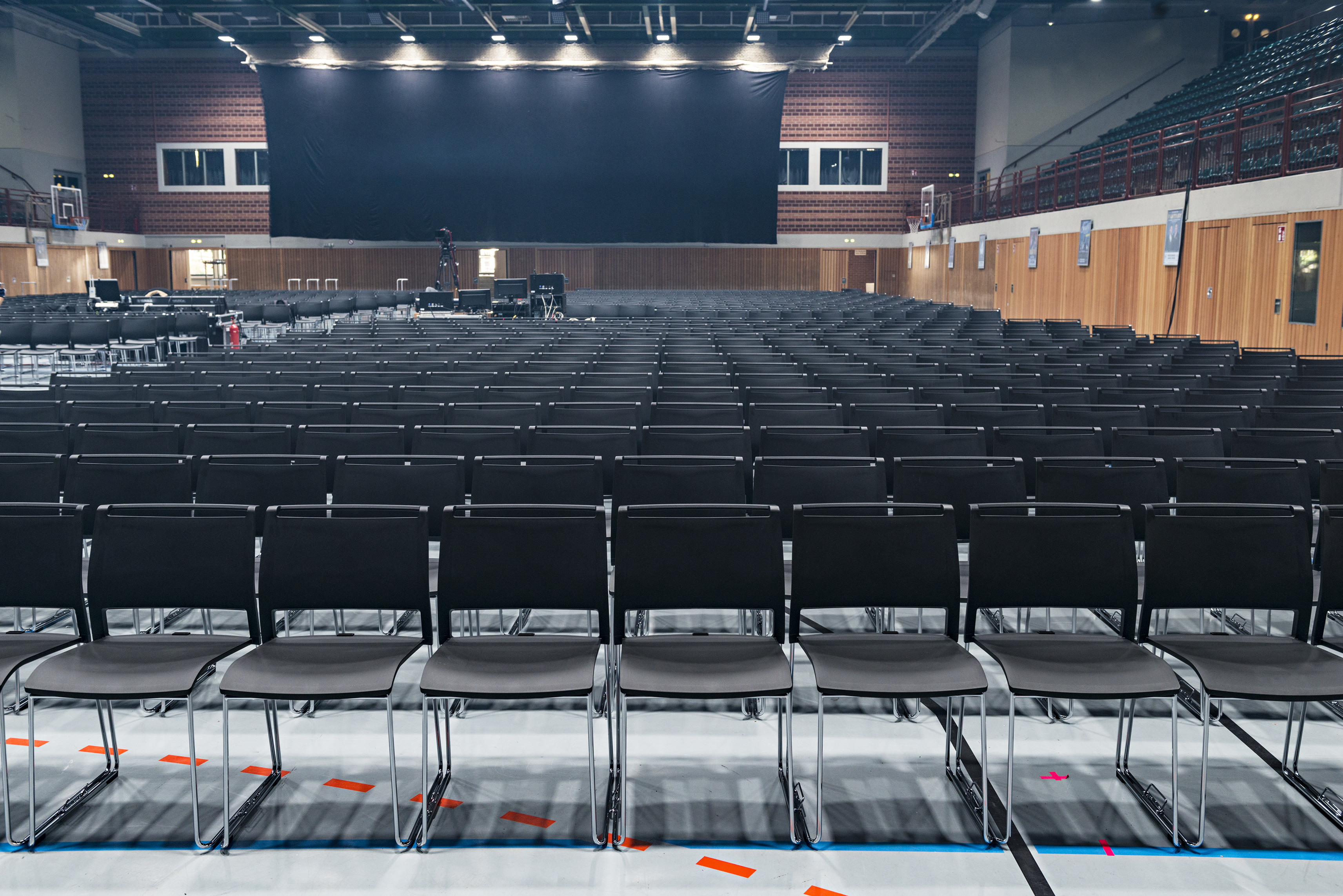 Références-Galerie de photos-tectake arena Würzburg- klif Chariot d'empilage de chaises multi-usages