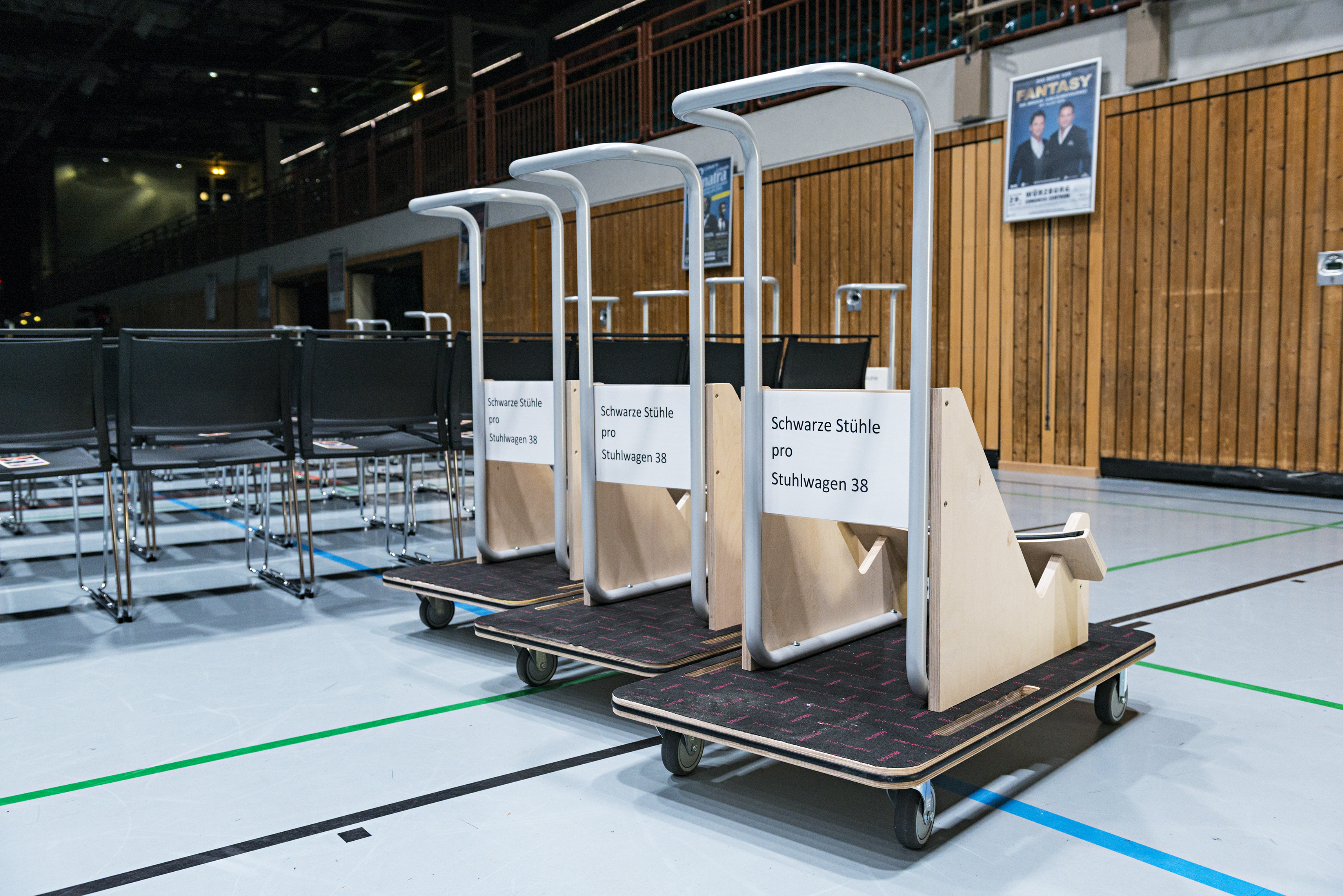 Références-Galerie de photos-tectake arena Würzburg- klif Chariot d'empilage de chaises multi-usages