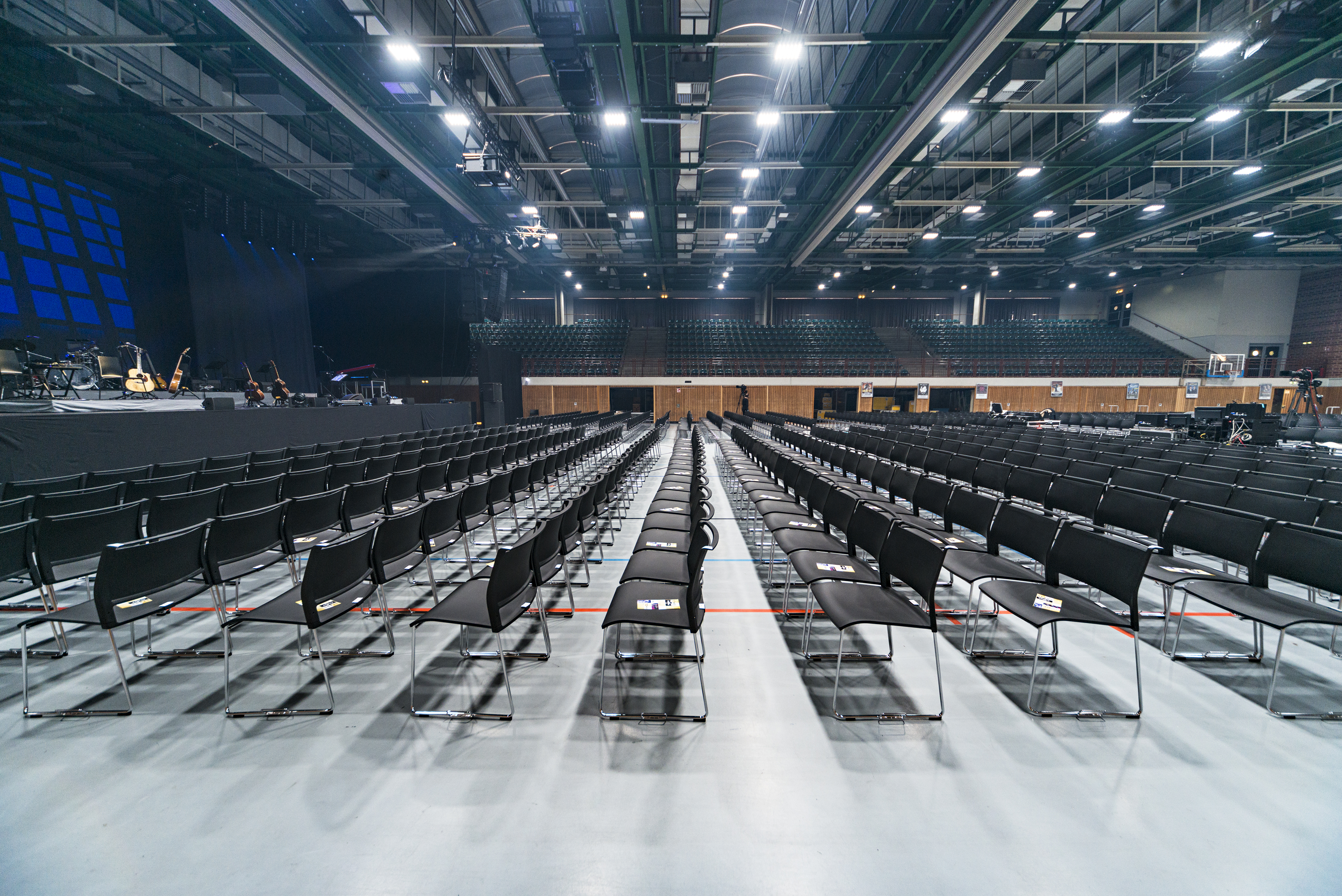Références-Galerie de photos-tectake arena Würzburg- klif Chariot d'empilage de chaises multi-usages