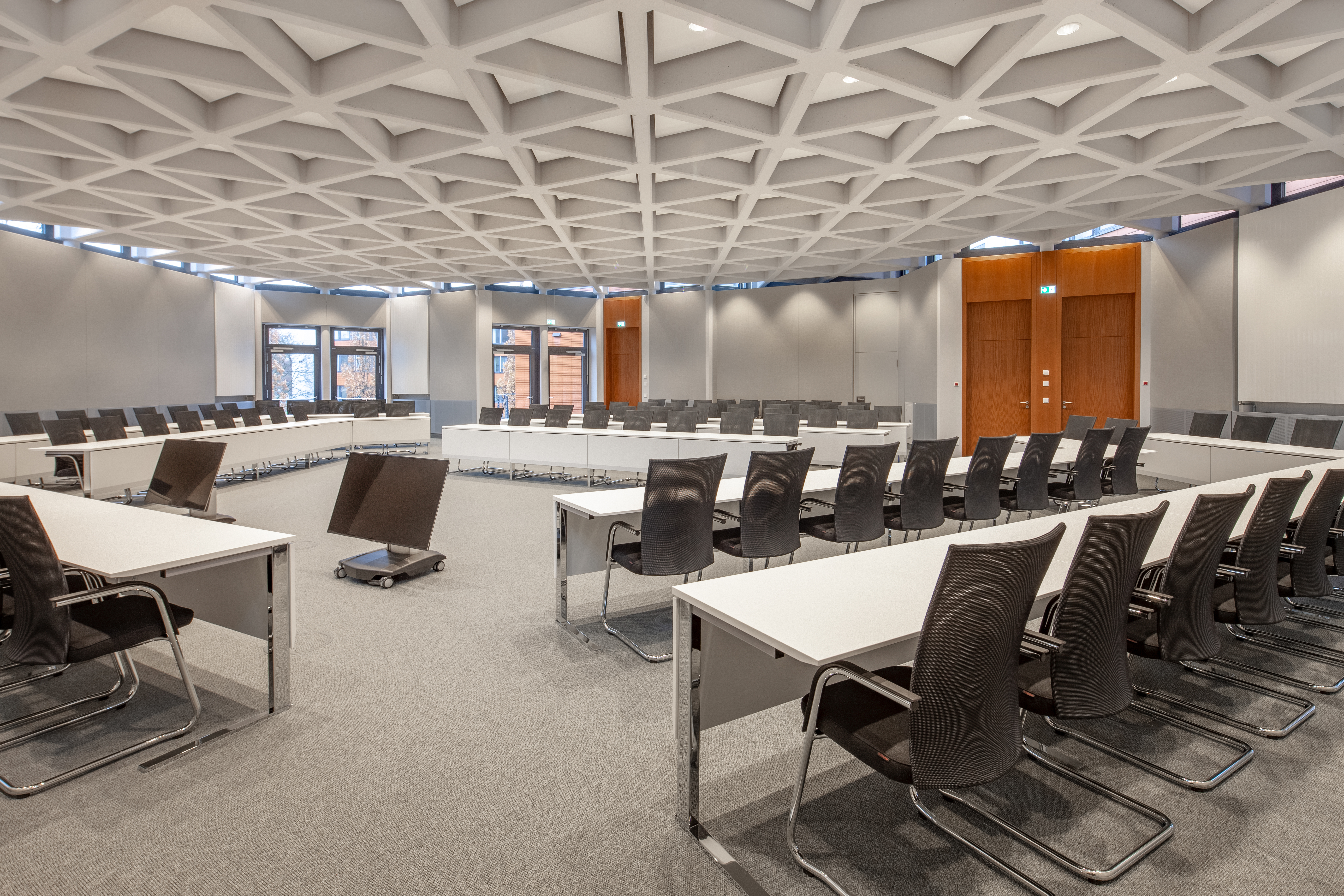 References-Picture gallery-Kreishaus Minden- c base table system- pharao net cantilever chair