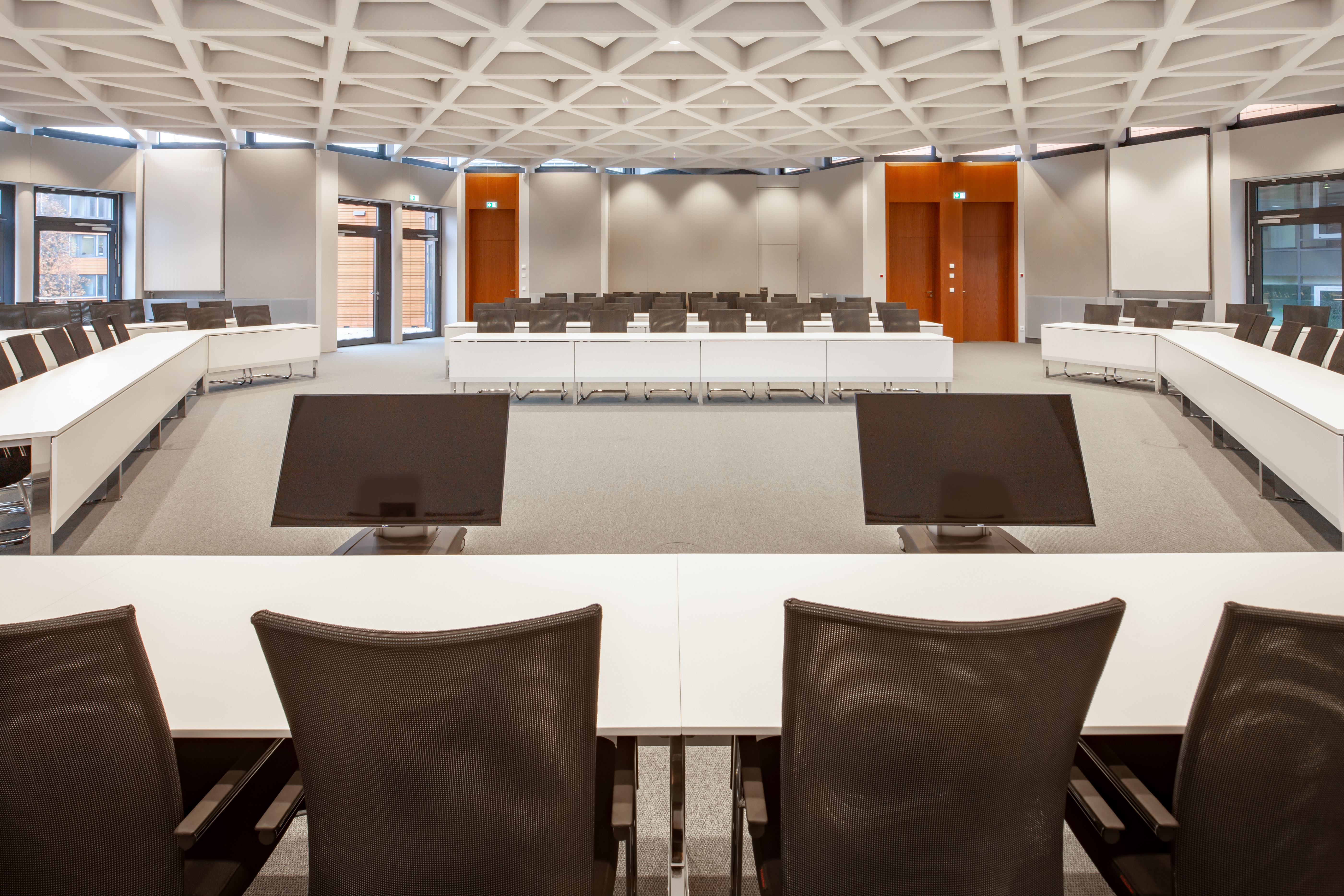 References-Picture gallery-Kreishaus Minden- c base table system- pharao net cantilever chair