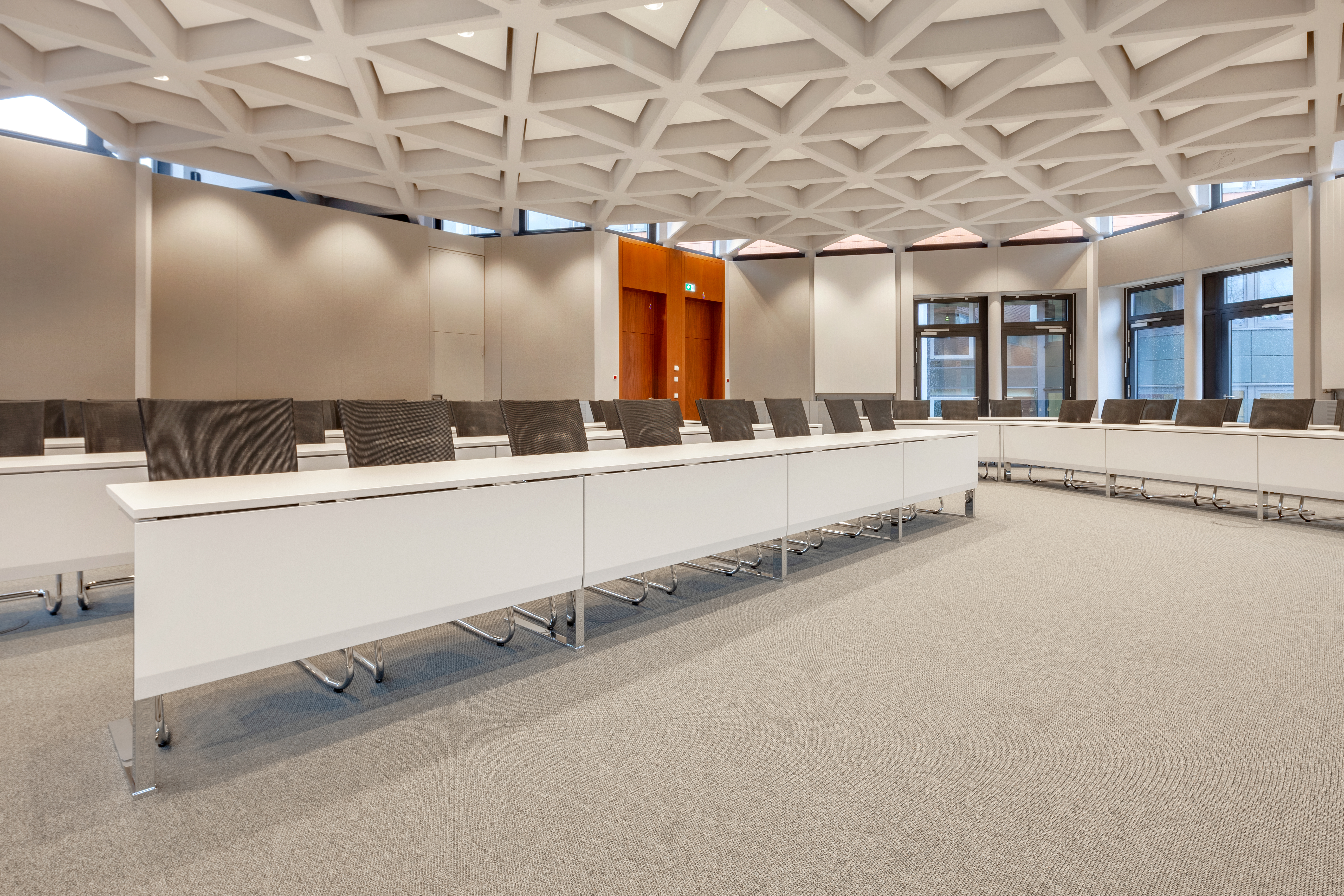 References-Picture gallery-Kreishaus Minden- c base table system- pharao net cantilever chair