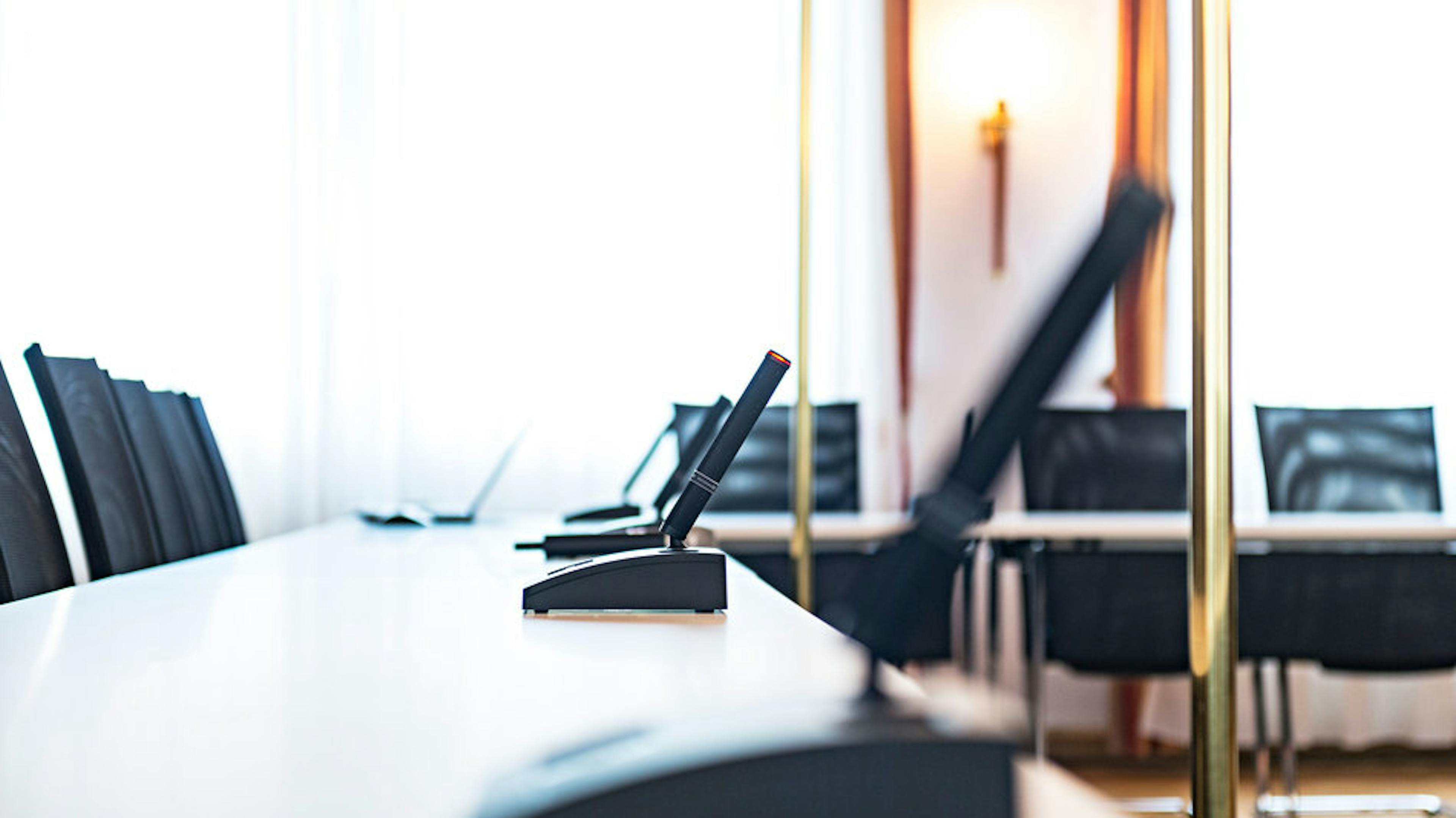 Références-Galerie d'images-Hôtel de ville de Gaildorf-pharao net Siège de conférence - klif siège polyvalent- table pliante 4 pieds easy flex- système audio sans fil