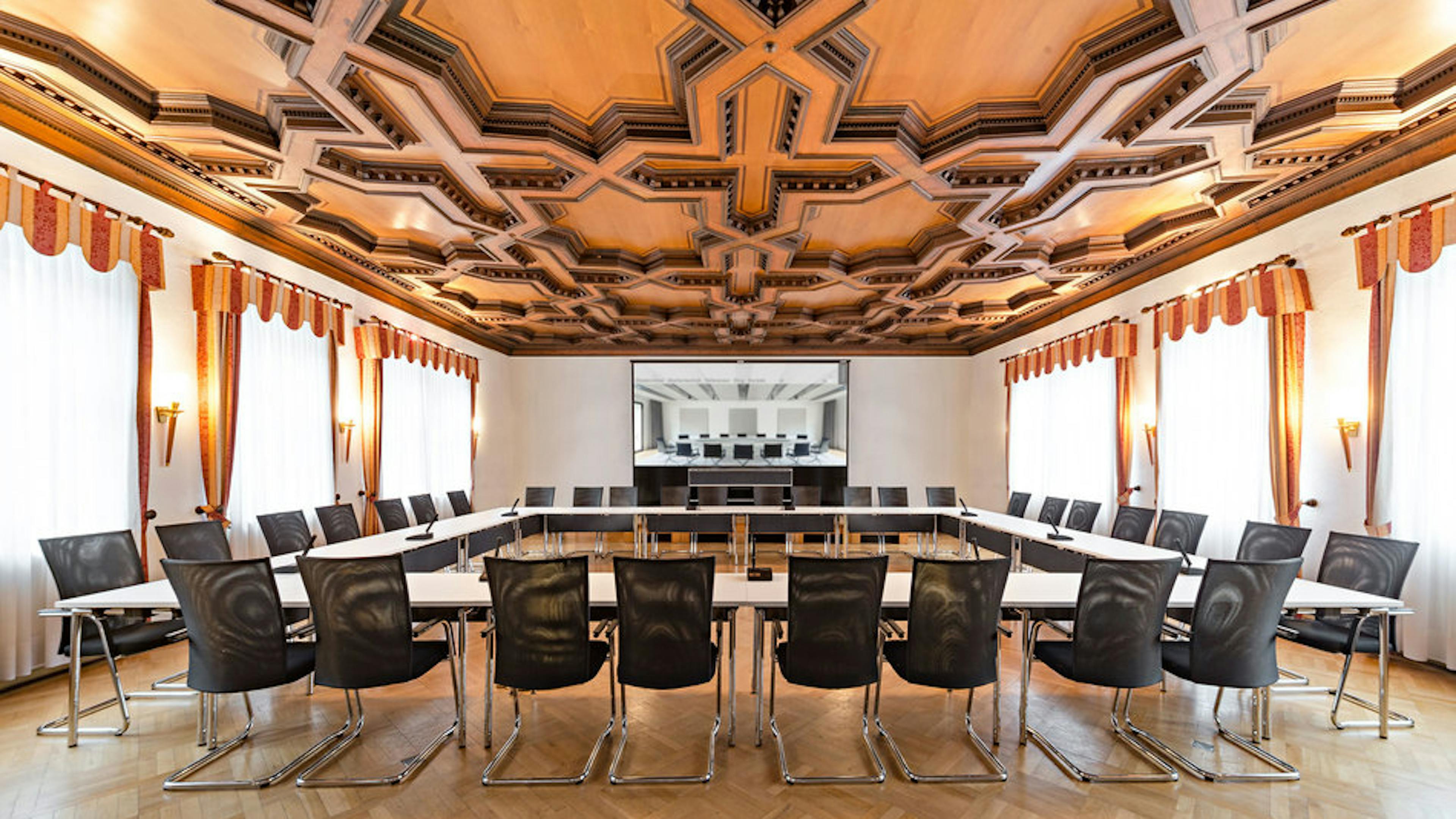 Références-Galerie d'images-Hôtel de ville de Gaildorf-pharao net Siège de conférence - klif siège polyvalent- table pliante 4 pieds easy flex- système audio sans fil