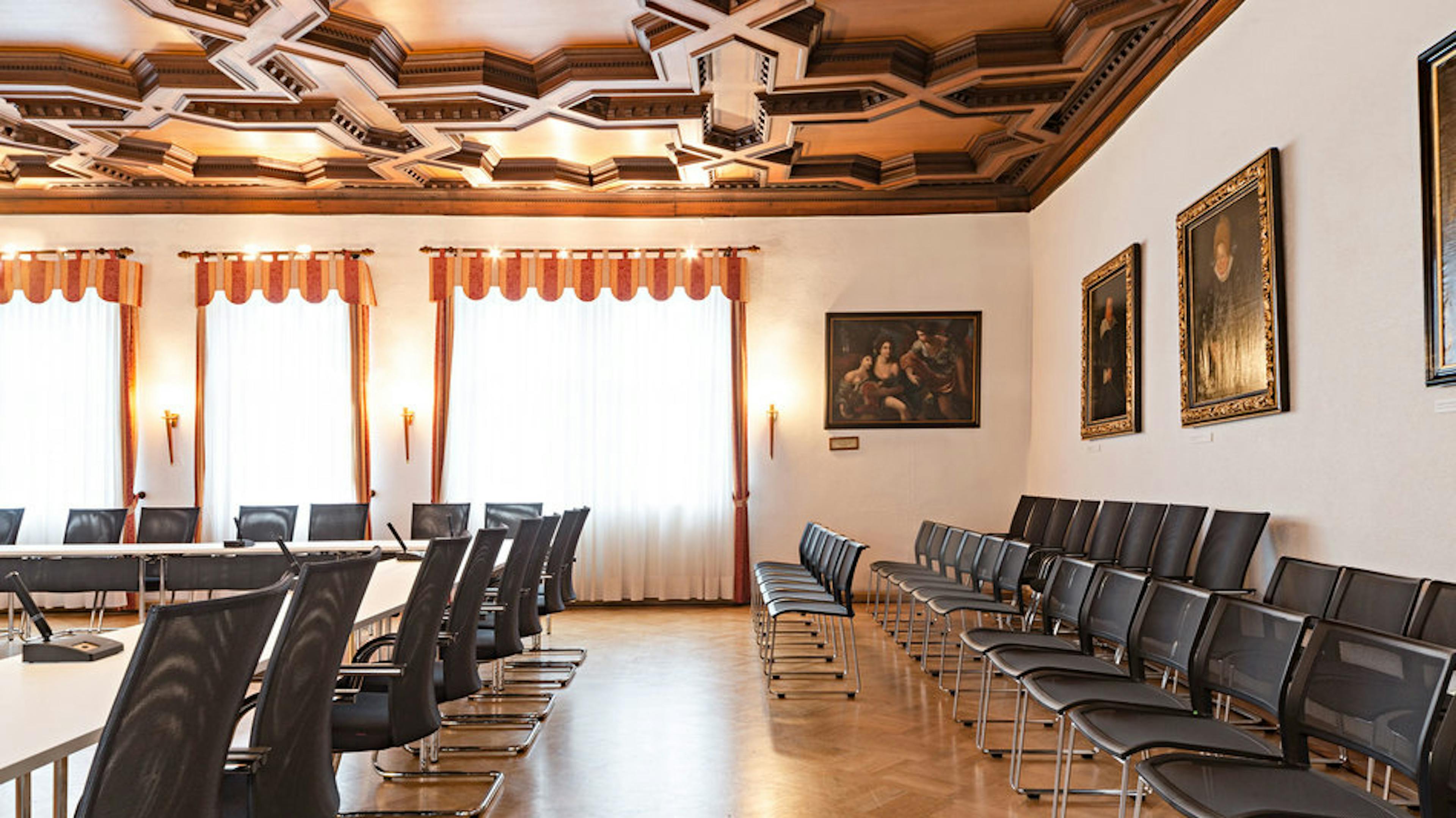 Références-Galerie d'images-Hôtel de ville de Gaildorf-pharao net Siège de conférence - klif siège polyvalent- table pliante 4 pieds easy flex- système audio sans fil