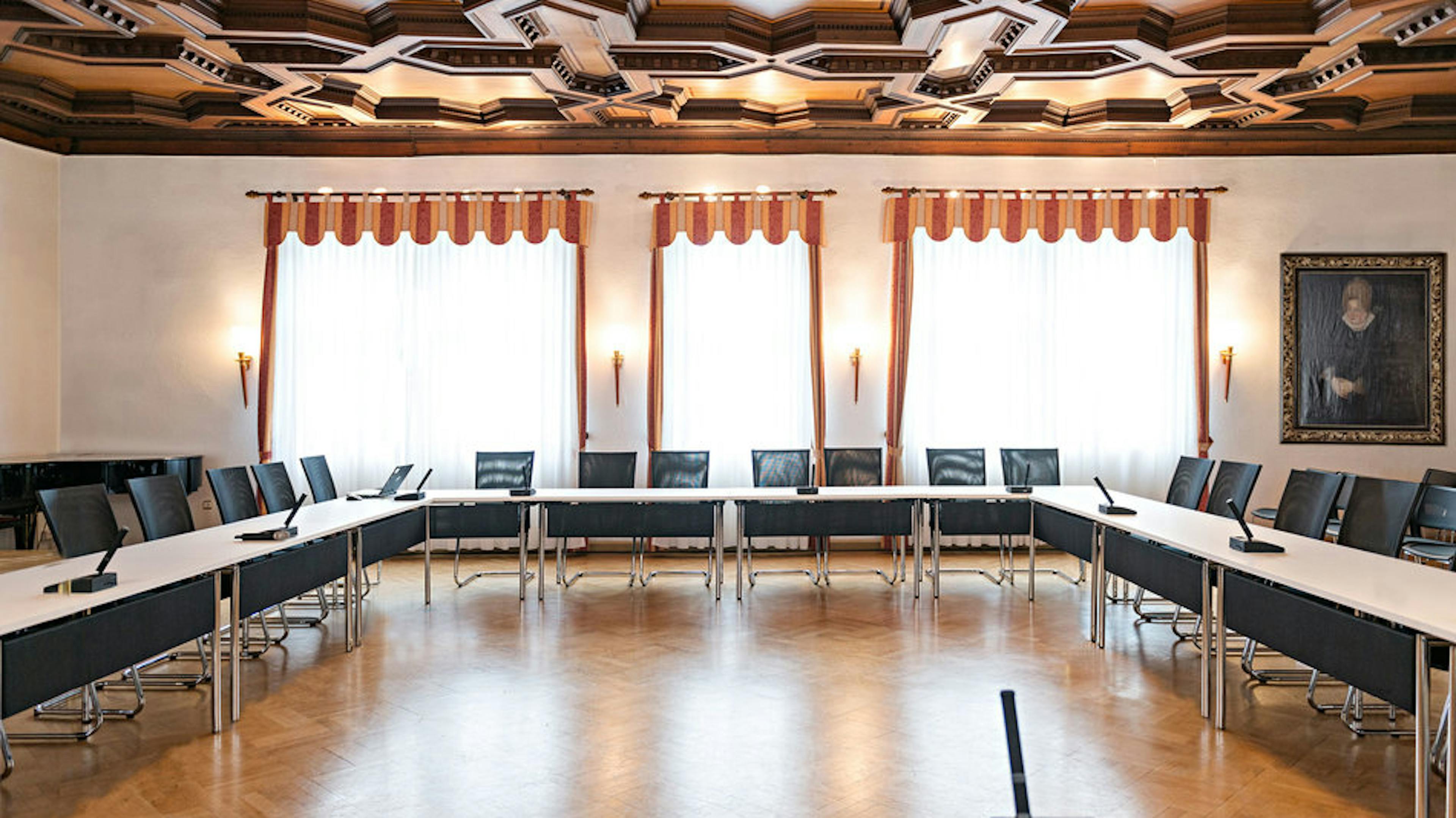 Références-Galerie d'images-Hôtel de ville de Gaildorf-pharao net Siège de conférence - klif siège polyvalent- table pliante 4 pieds easy flex- système audio sans fil