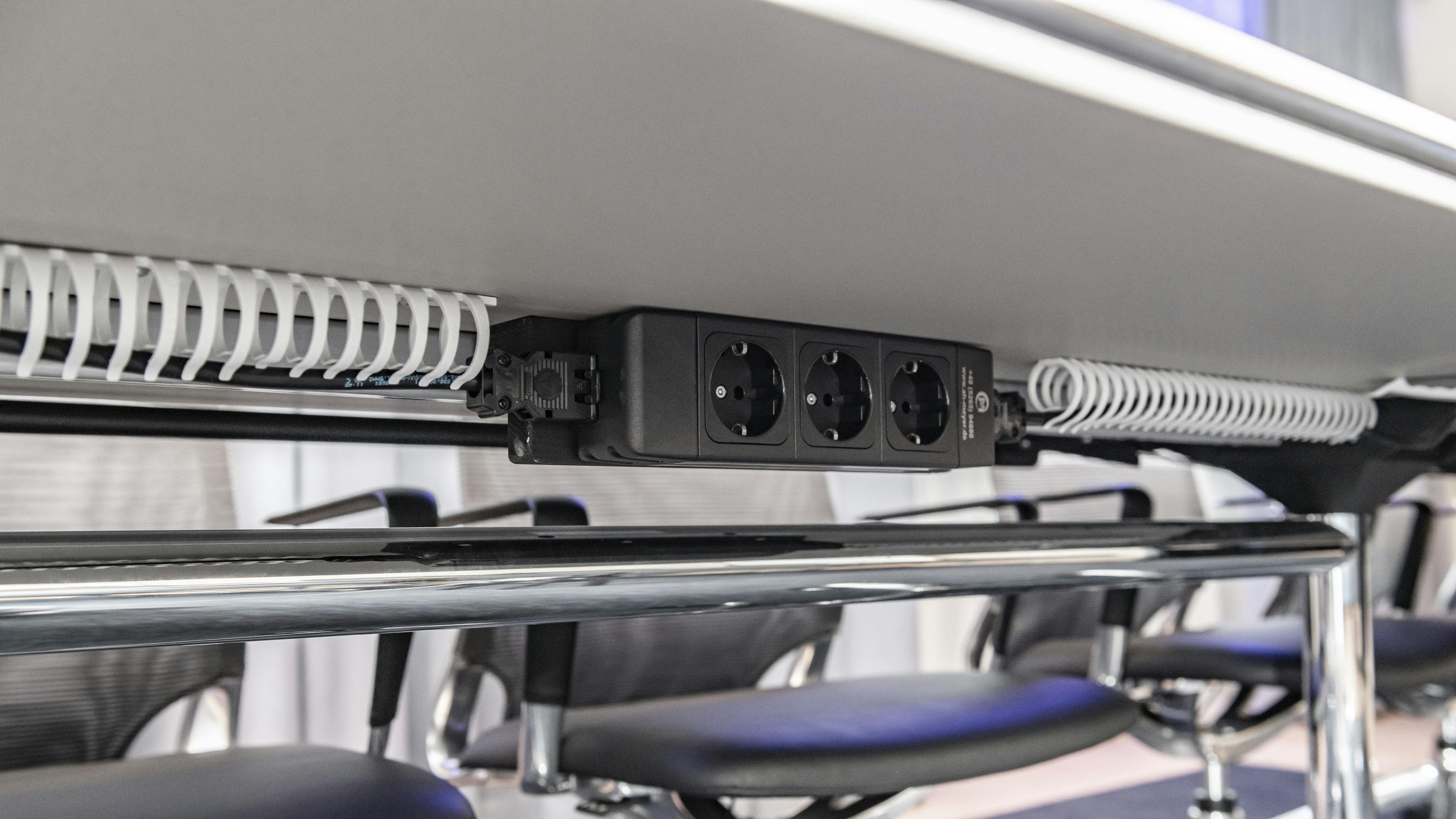 Volksbank Fellbach | multiform | panneau d'espace pour les jambes | panneau de raccordement de table