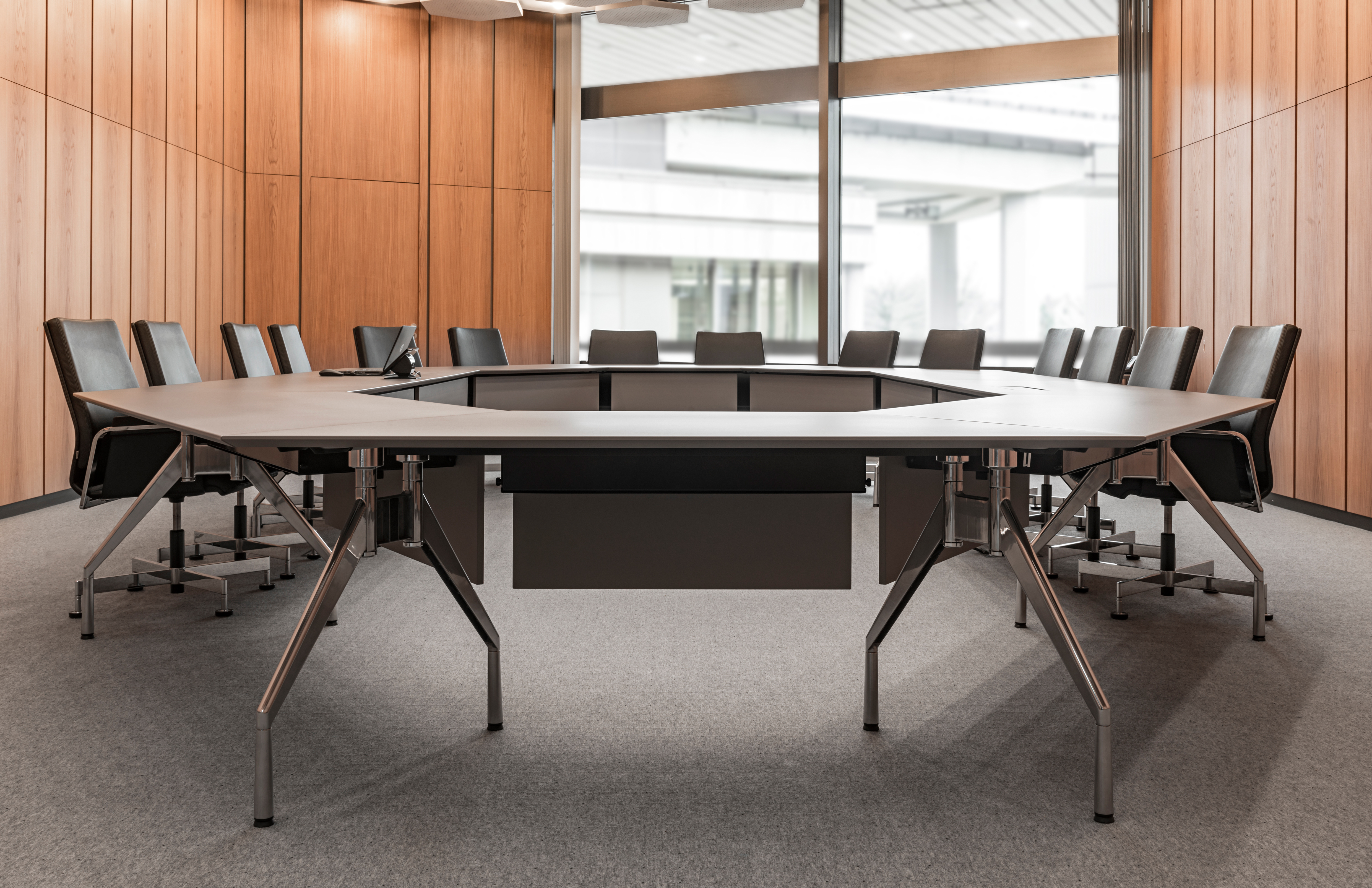 Références-Galerie d'images-Bâtiment administratif de Nuremberg-Table de conférence fallon