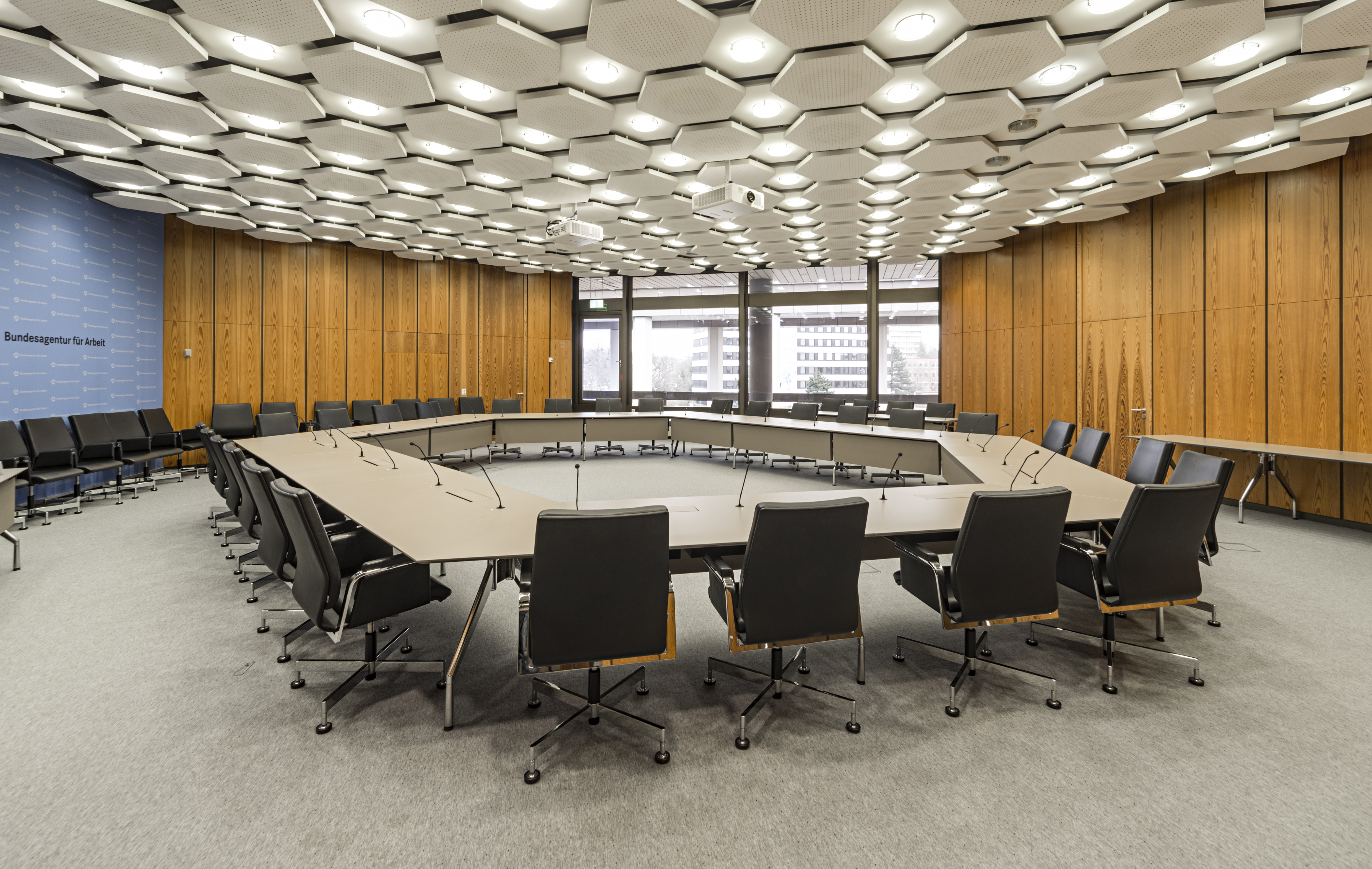 Références-Galerie d'images-Bâtiment administratif de Nuremberg-Table de conférence fallon