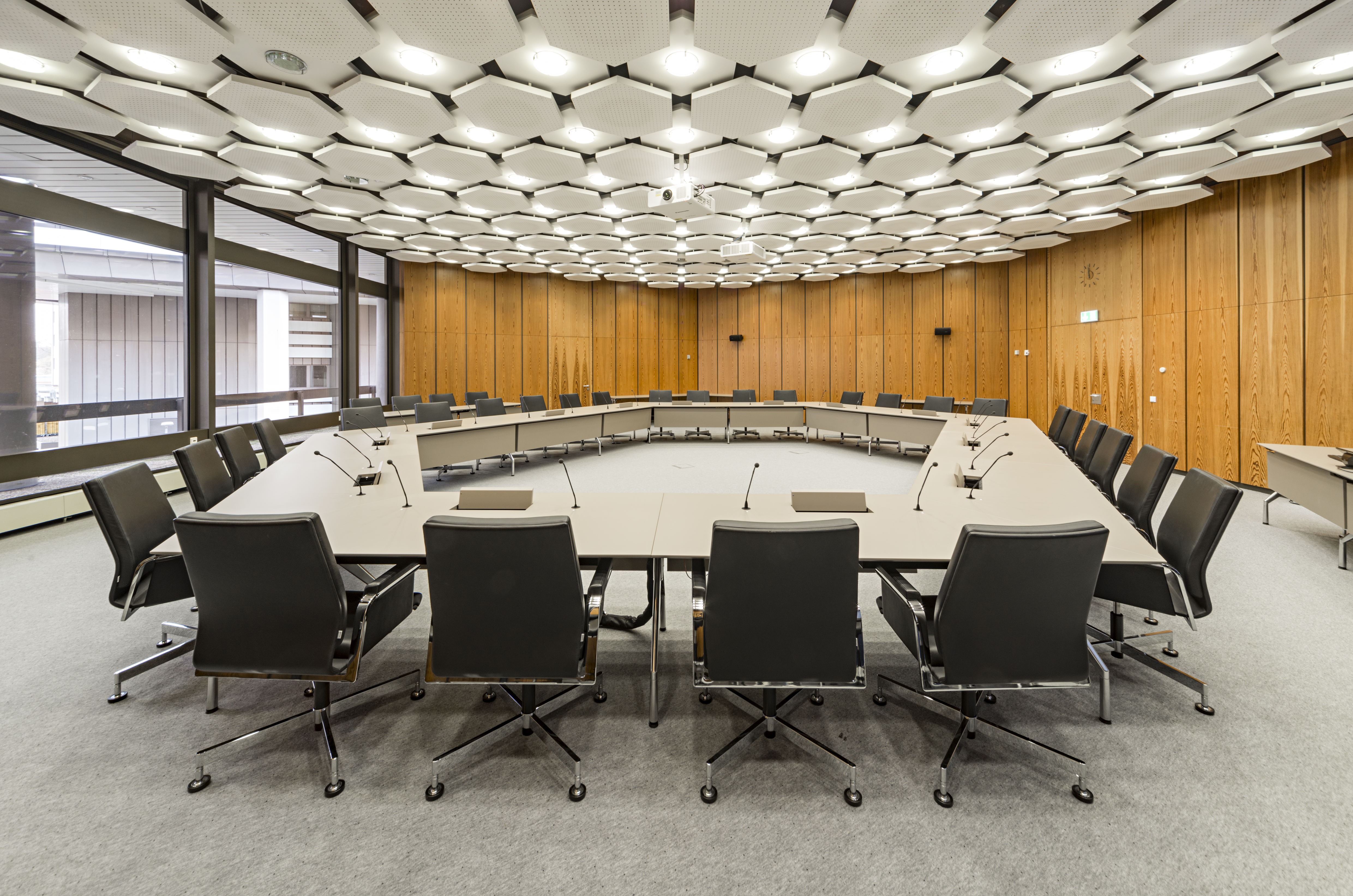 Références-Galerie d'images-Bâtiment administratif de Nuremberg-Table de conférence fallon