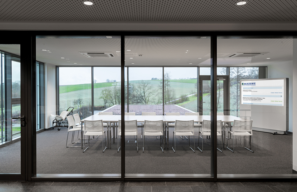 Fédération des employeurs du sud-ouest de l'Allemagne | Stèle multimédia : MIDS 75 | Chaise polyvalente : klif | Table de conférence : 980