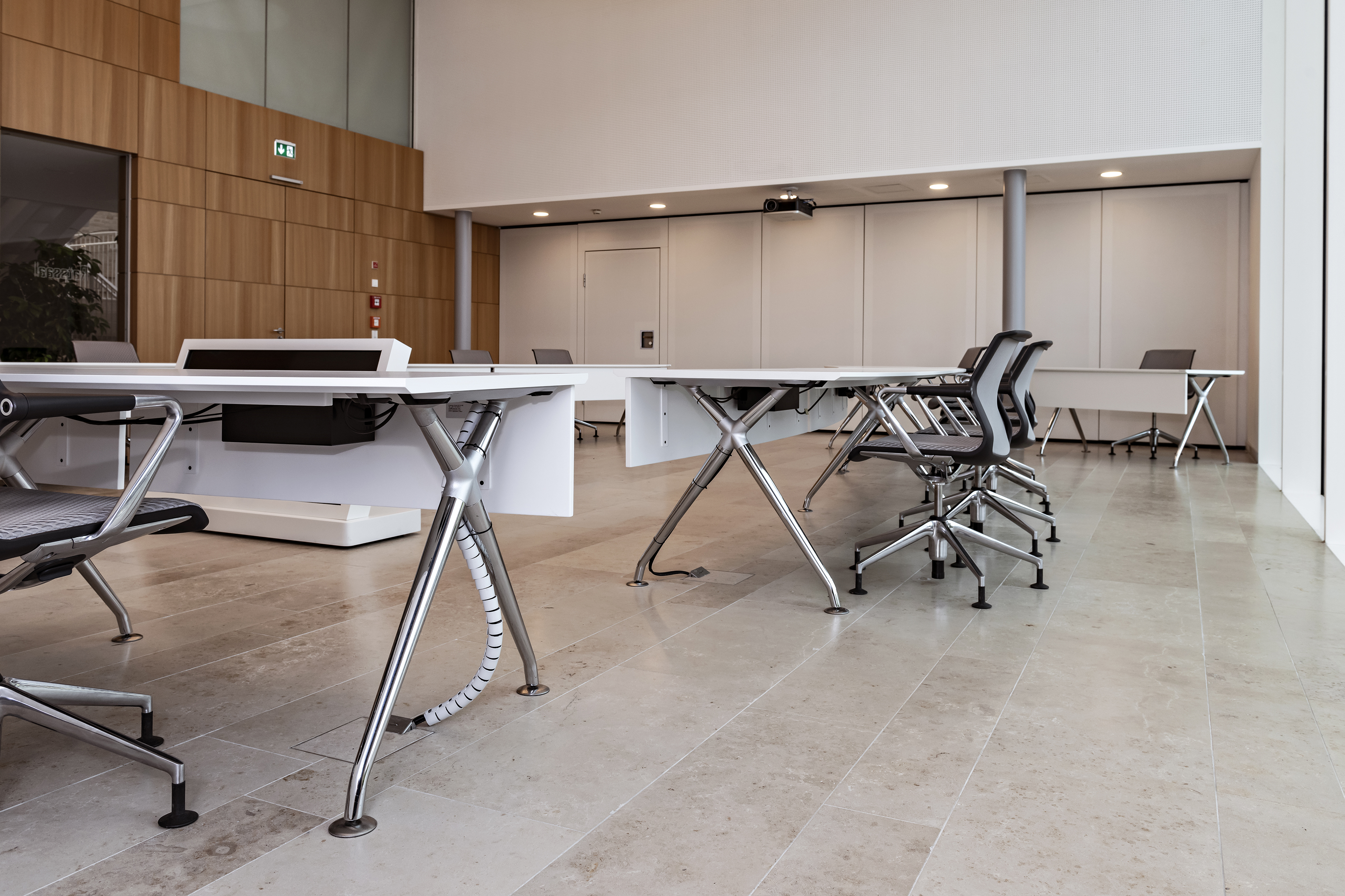 Commune de Baltmannsweiler Salle du conseil | xcone Table de conférence I Îlot de moniteurs