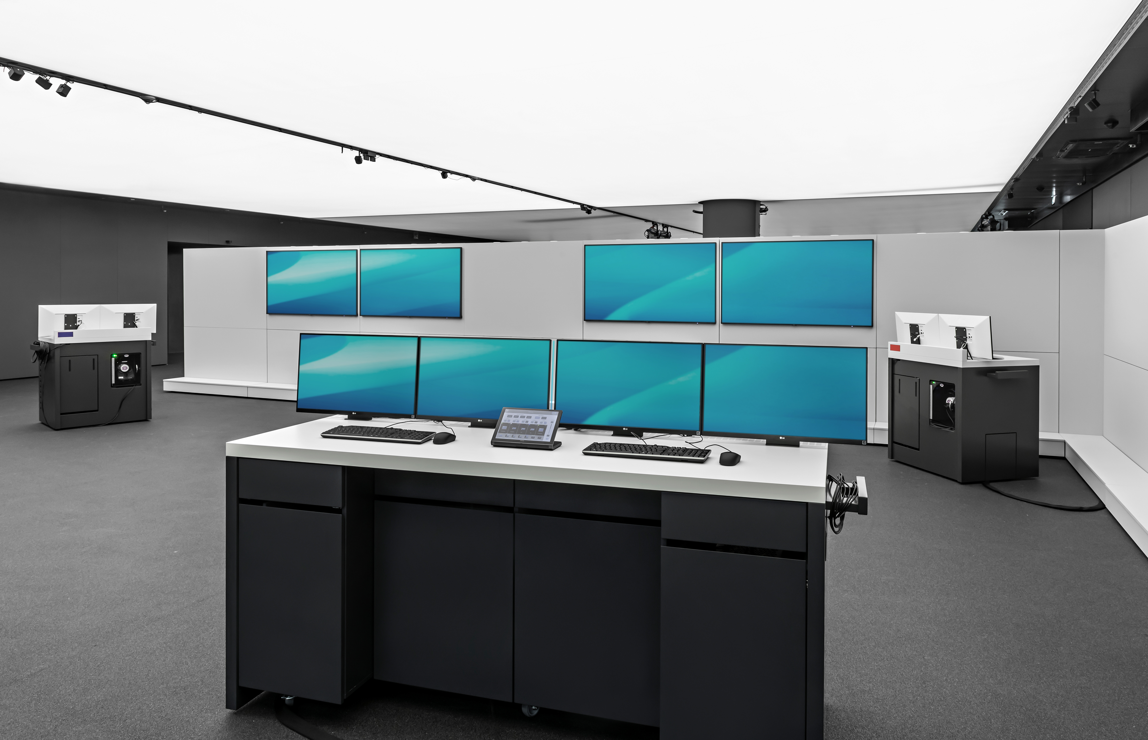 Research and Innovation Centre (FIZ) of the BMW Group in Munich | customised media steles and technology consoles