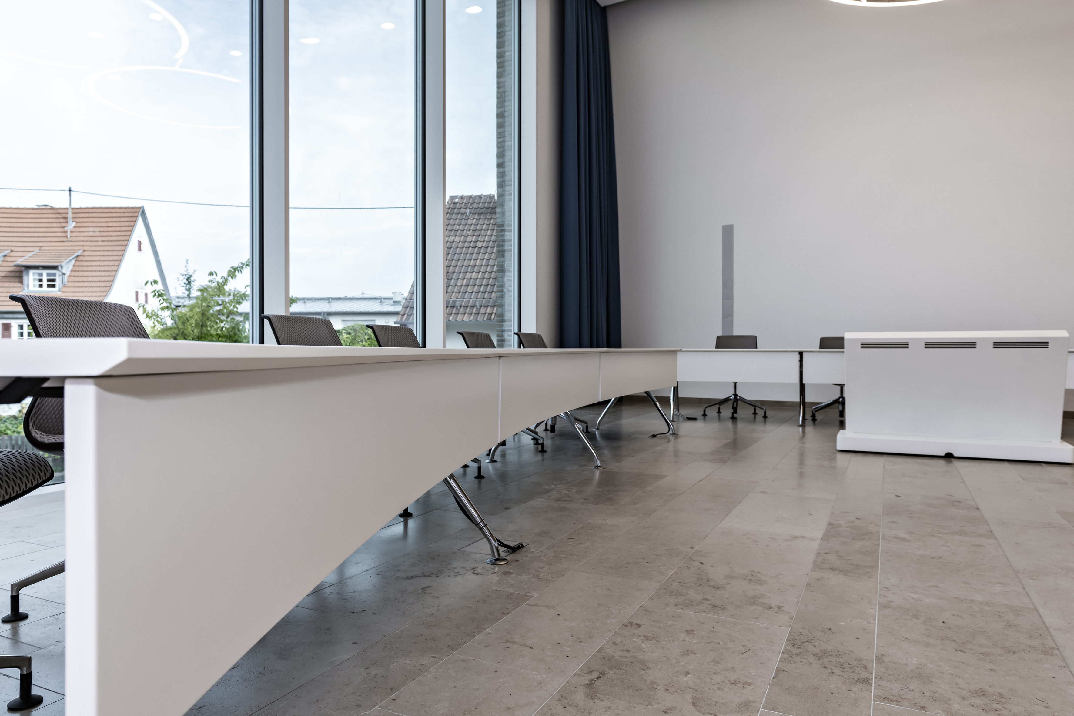 Commune de Baltmannsweiler Salle du conseil | xcone Table de conférence I Îlot de moniteurs