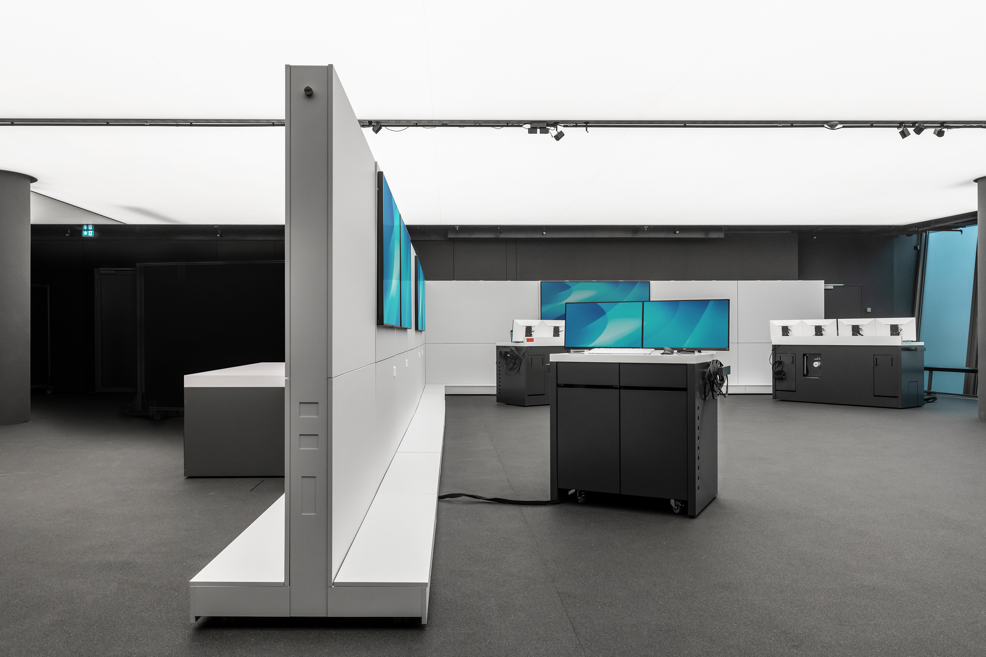 Research and Innovation Centre (FIZ) of the BMW Group in Munich | customised media steles and technology consoles