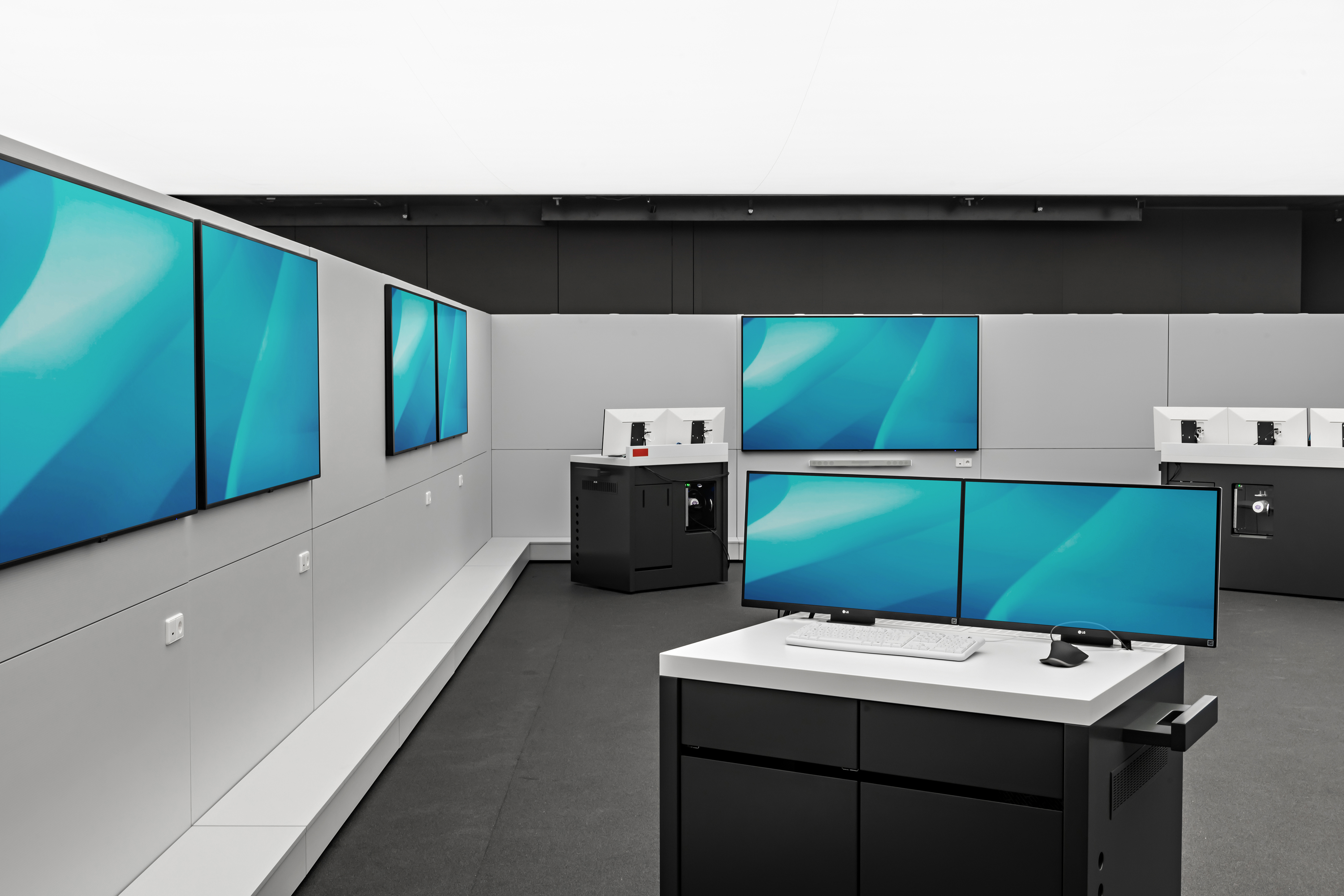 Research and Innovation Centre (FIZ) of the BMW Group in Munich | customised media steles and technology consoles