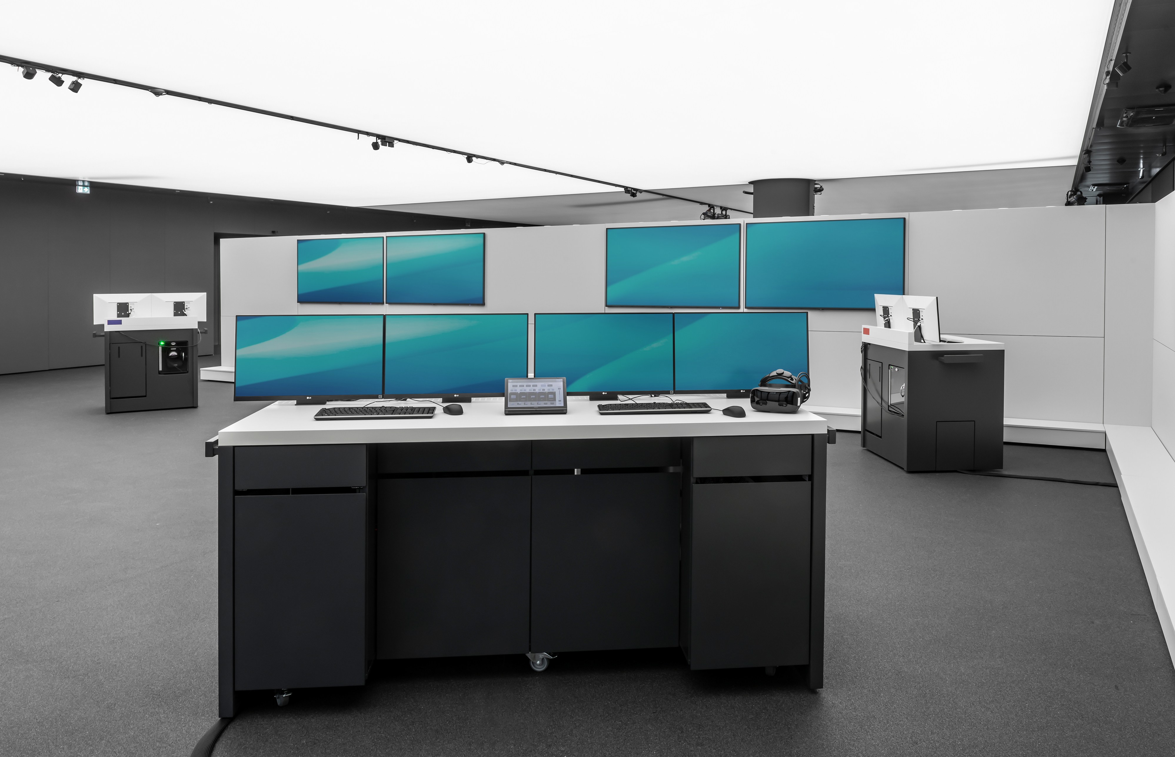 Research and Innovation Centre (FIZ) of the BMW Group in Munich | customised media steles and technology consoles