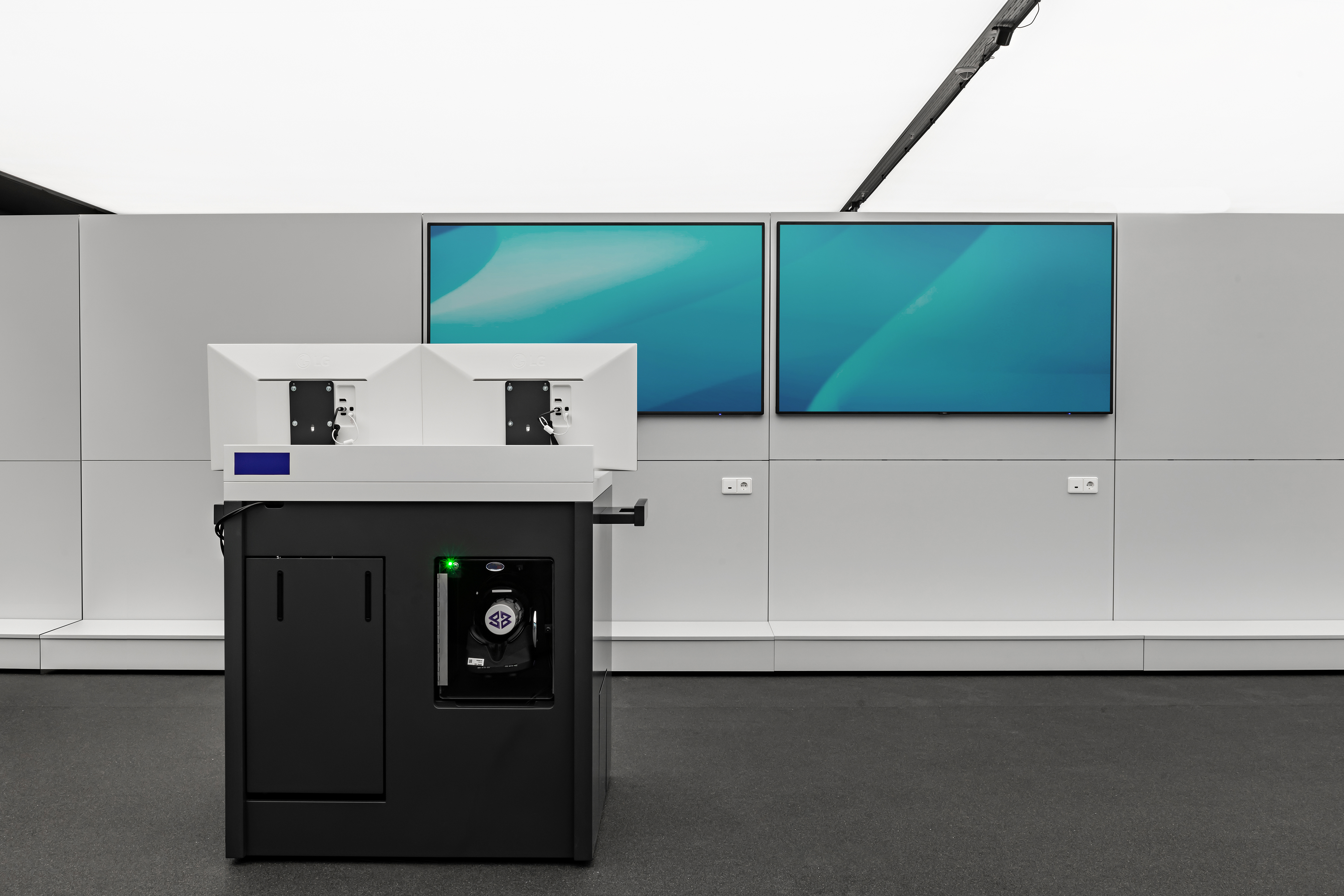 Research and Innovation Centre (FIZ) of the BMW Group in Munich | customised media steles and technology consoles