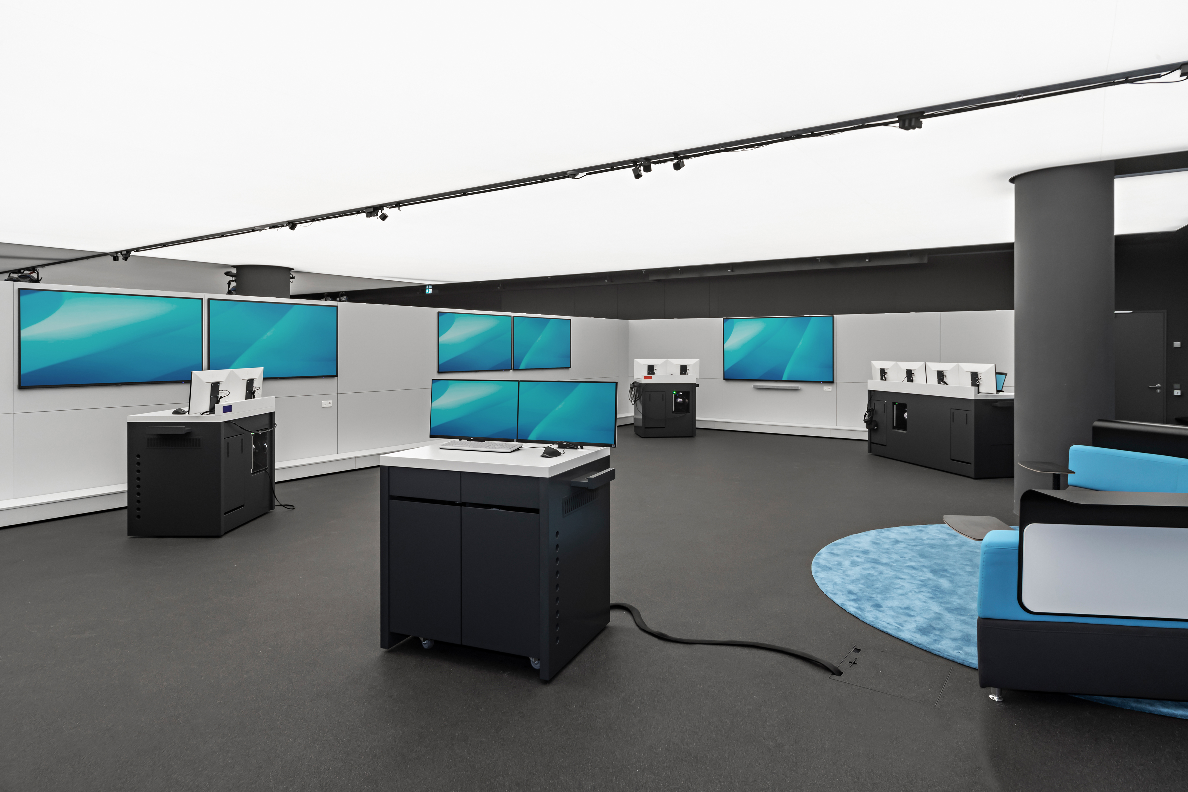 Research and Innovation Centre (FIZ) of the BMW Group in Munich | customised media steles and technology consoles