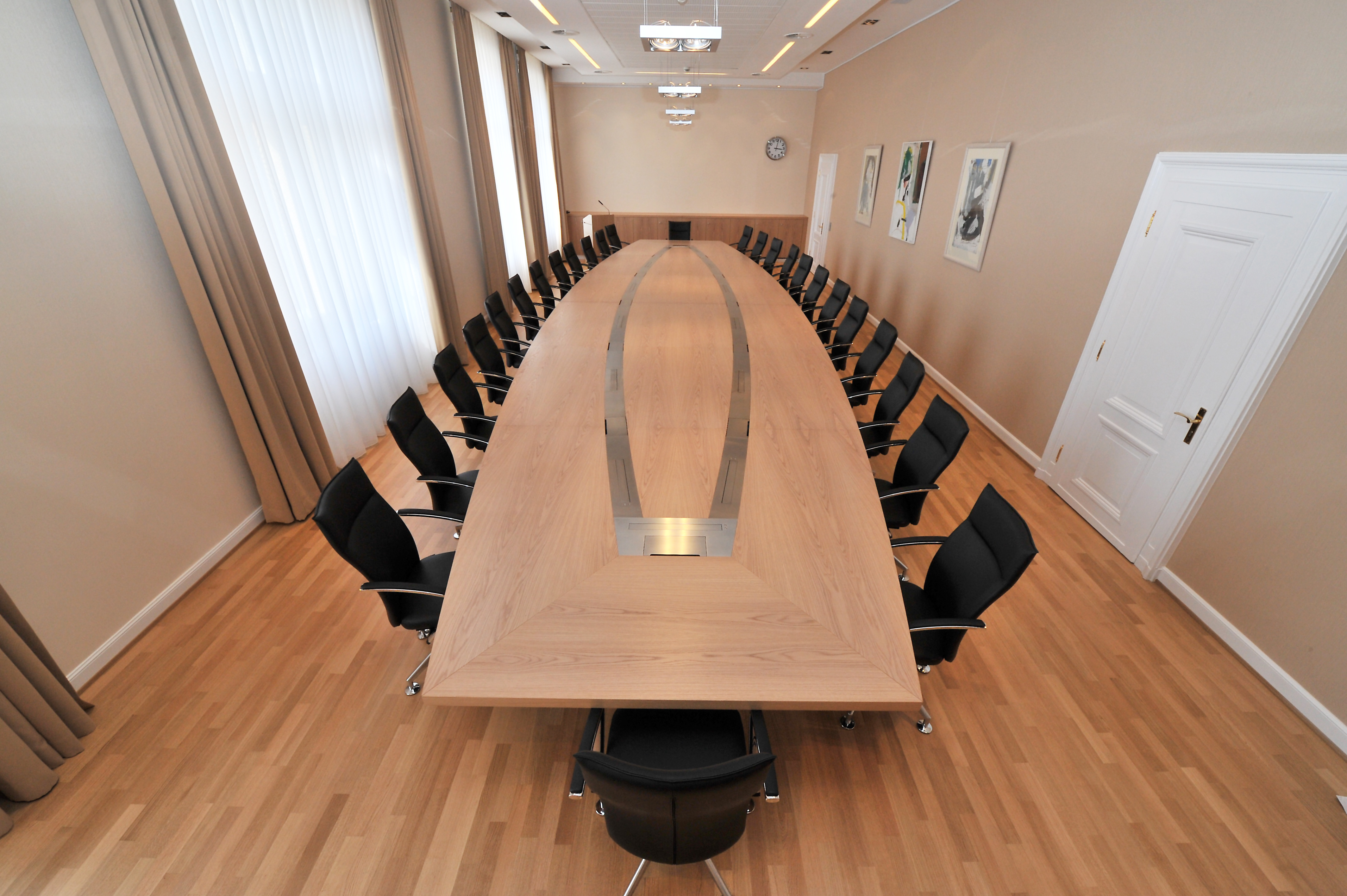 References-Picture gallery-Post Luxembourg-Special solution conference table with standing desk