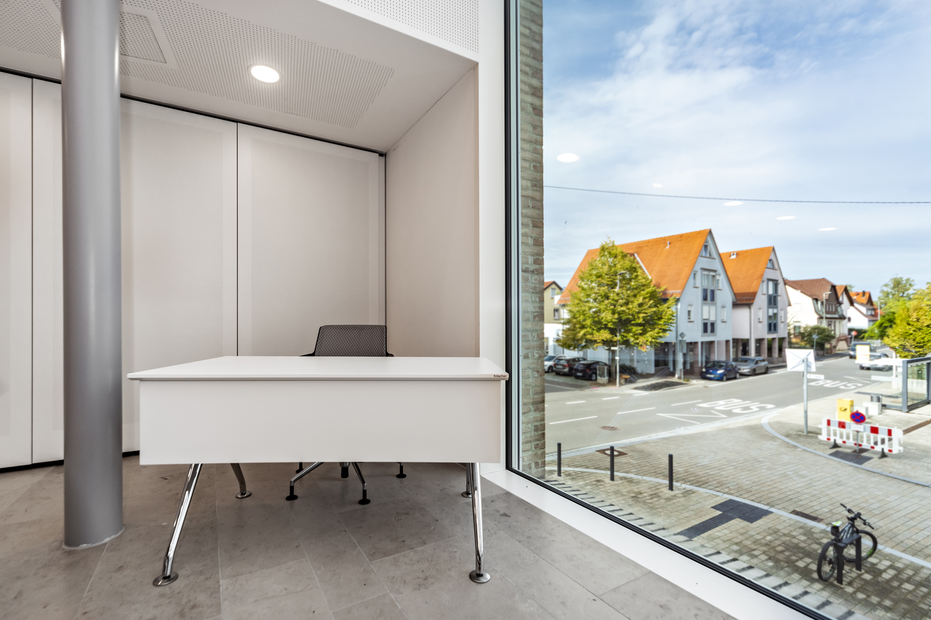 Municipality of Baltmannsweiler Council chamber | xcone conference table I monitor island