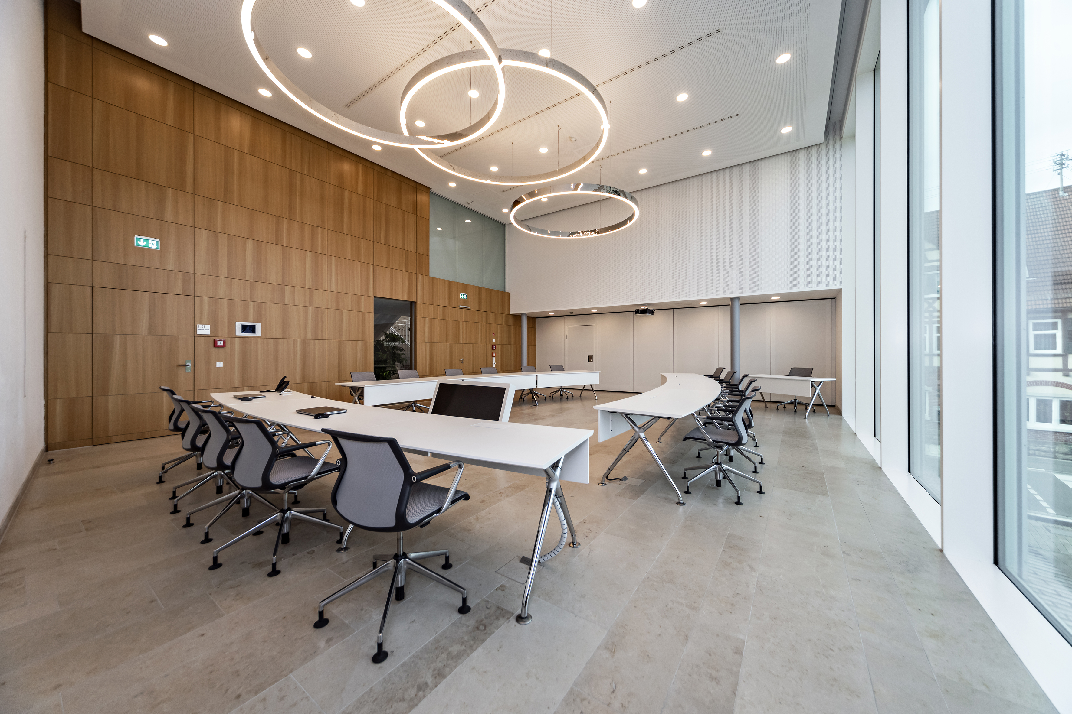 Municipality of Baltmannsweiler Council chamber | xcone conference table I monitor island