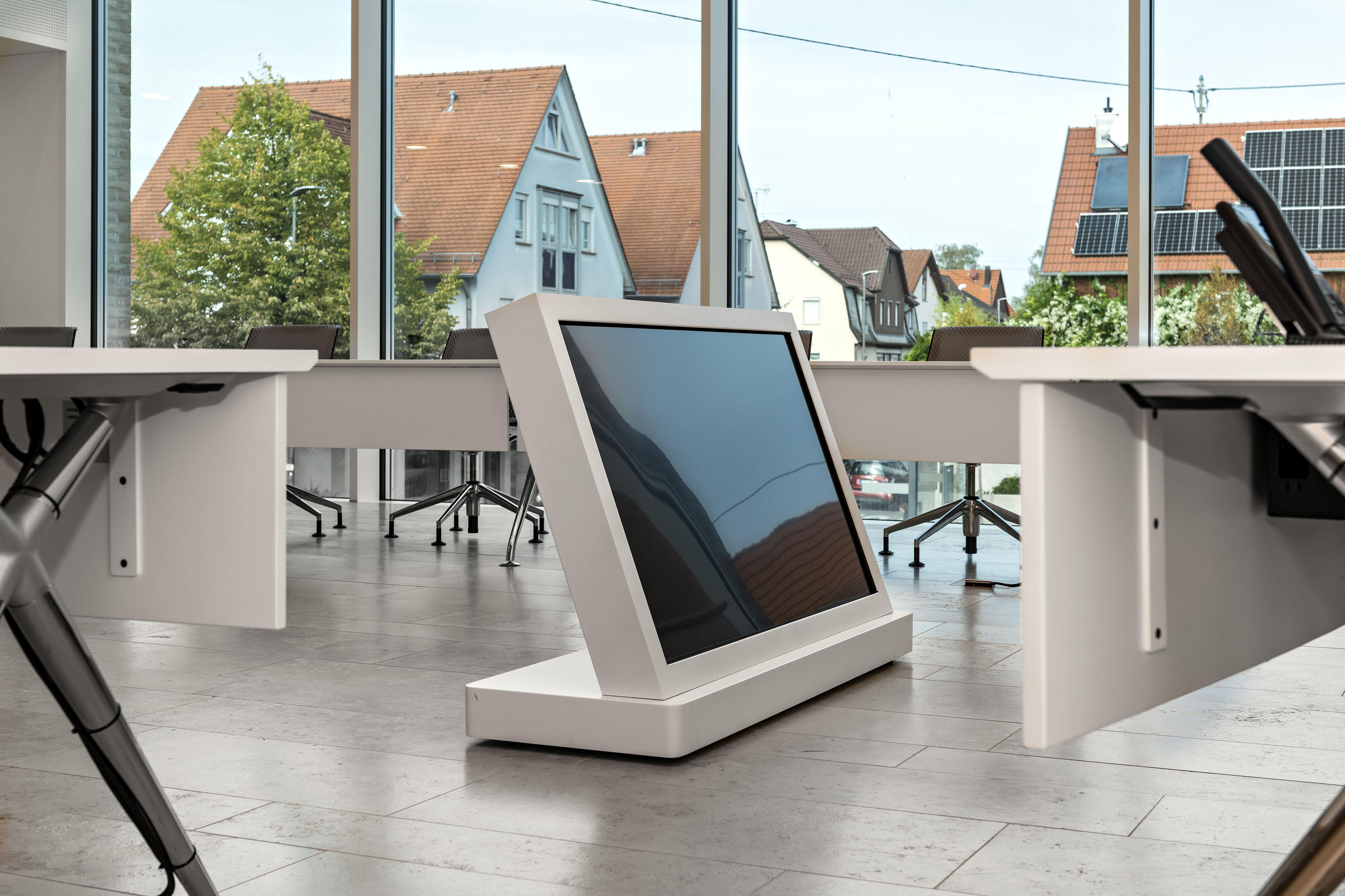 Municipality of Baltmannsweiler Council chamber | xcone conference table I monitor island