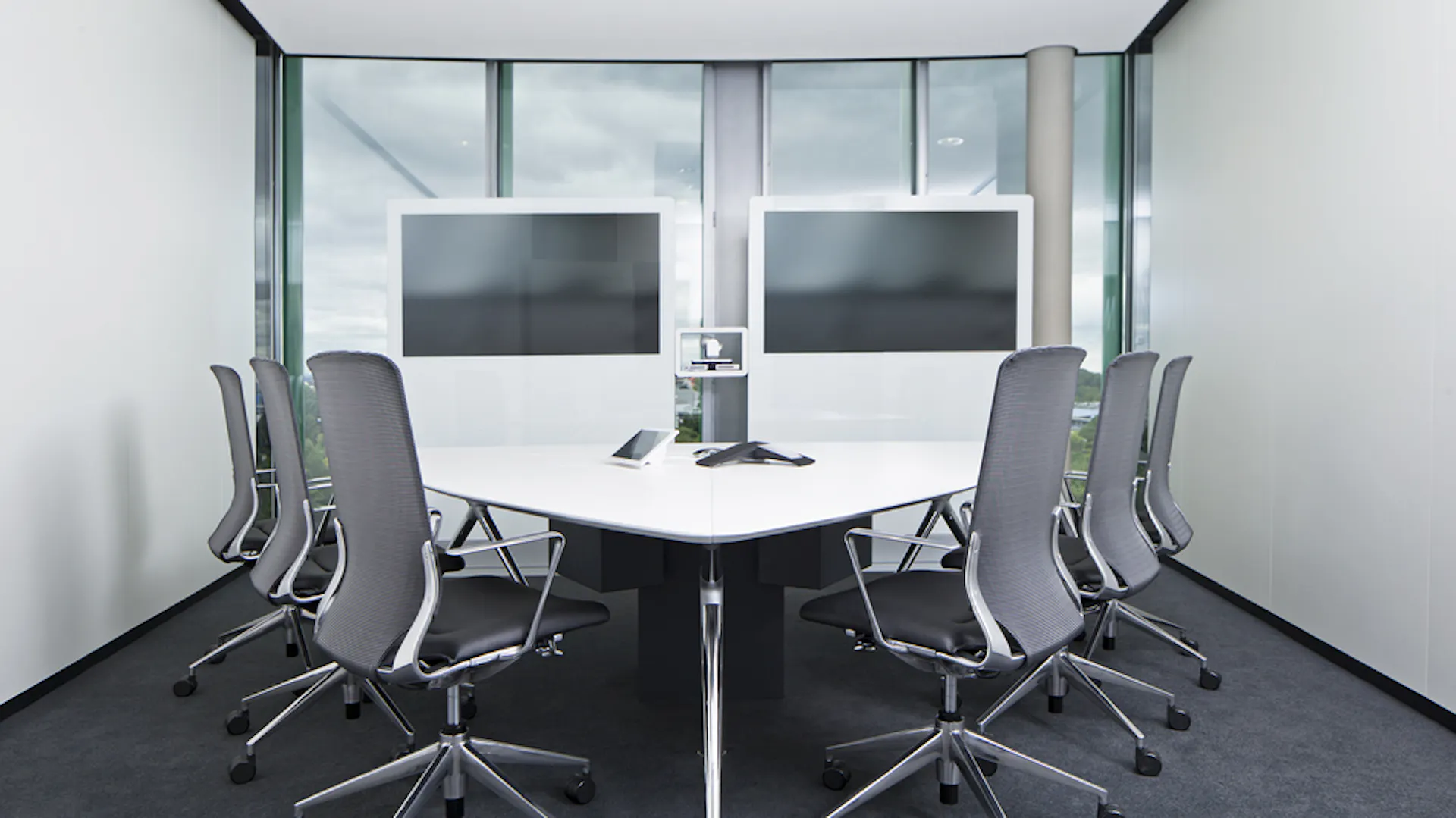 Referenzen- Mann + Hummel- Ludwigsburg- xcone Konferenzanlage- MIDS Medienstele