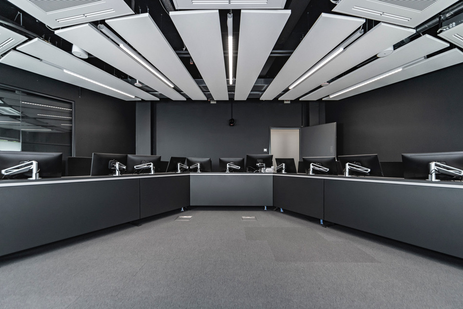 Referenzen- OHB System AG- Bremen-Konferenztisch Sonderlösung- Tischanschlußfelder in Sonderausführung- gepulverte Tischplatten und revisionierbare Beinraumblenden- Unterbauten für Medientechnikintegration- Schubladen für Tablet-Verwahrung- Integration von Bildschirmhalterungen