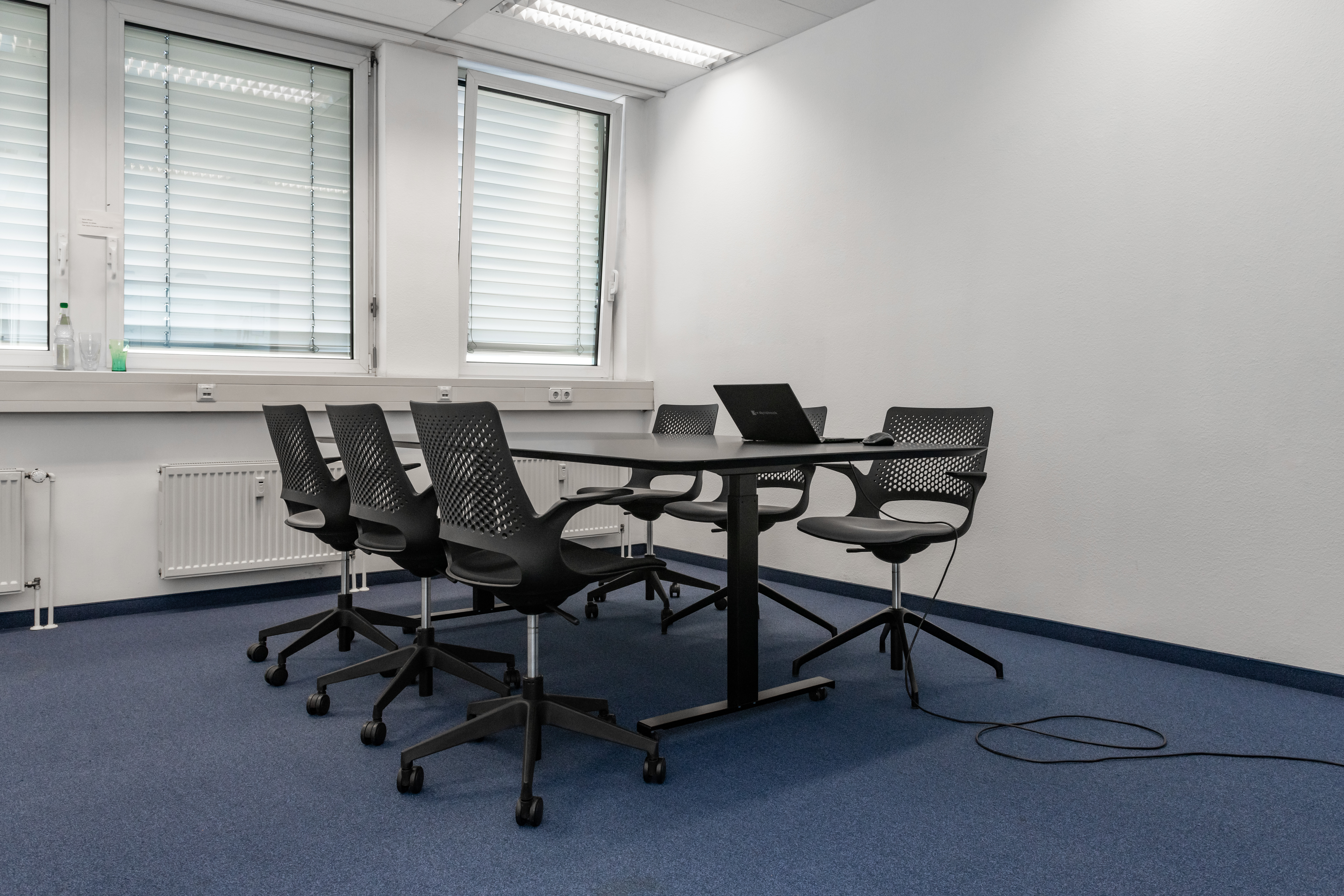 Referenz-Expert Plaza- Dreieich-lino Schreibtisch-plio Konferenzstuhl