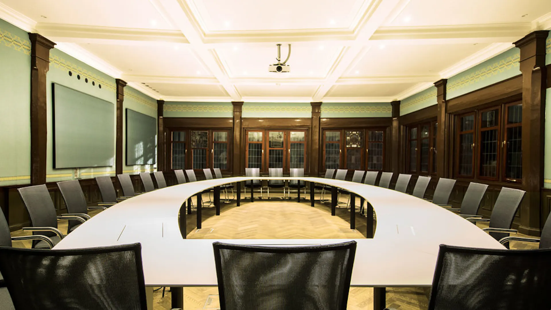 Referenzen- Rathaus Tübingen- Tübingen- cetera Konferenztisch- pharao net Freischwinger