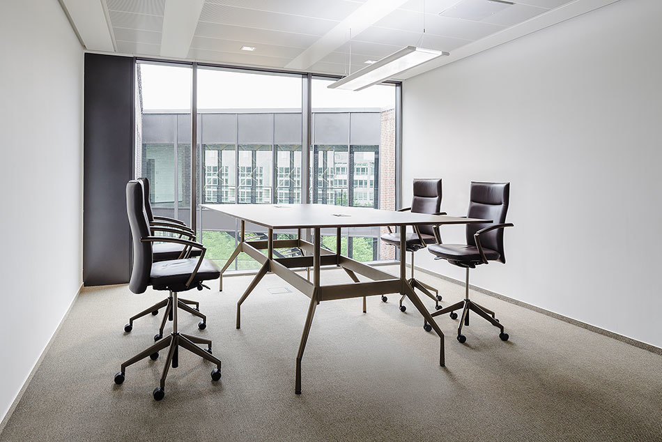 Verwaltungsgebäude, Frankfurt a.M. | Stühle: pharao comfort | Tisch: fallon