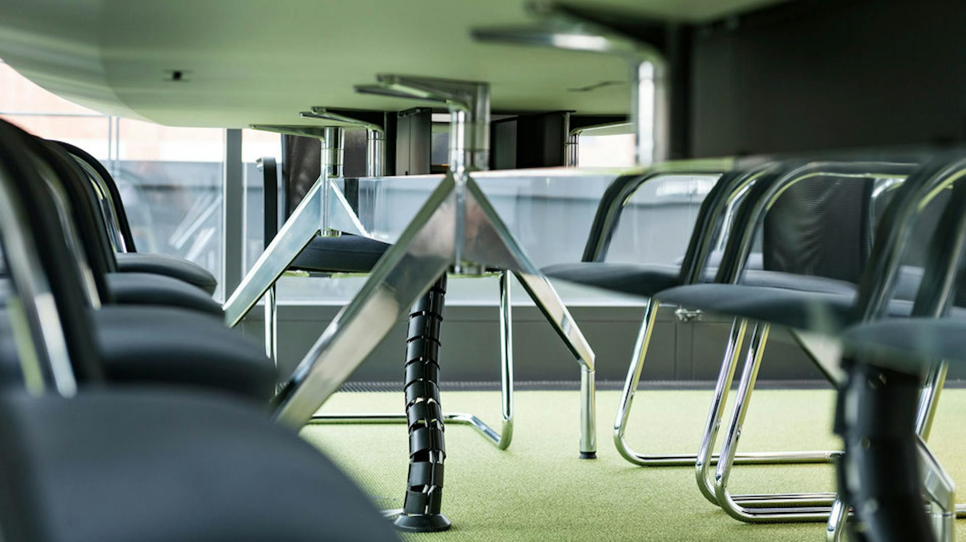 KWS Saat | Konferenzstuhl: pharao net | Konferenztisch: fallon