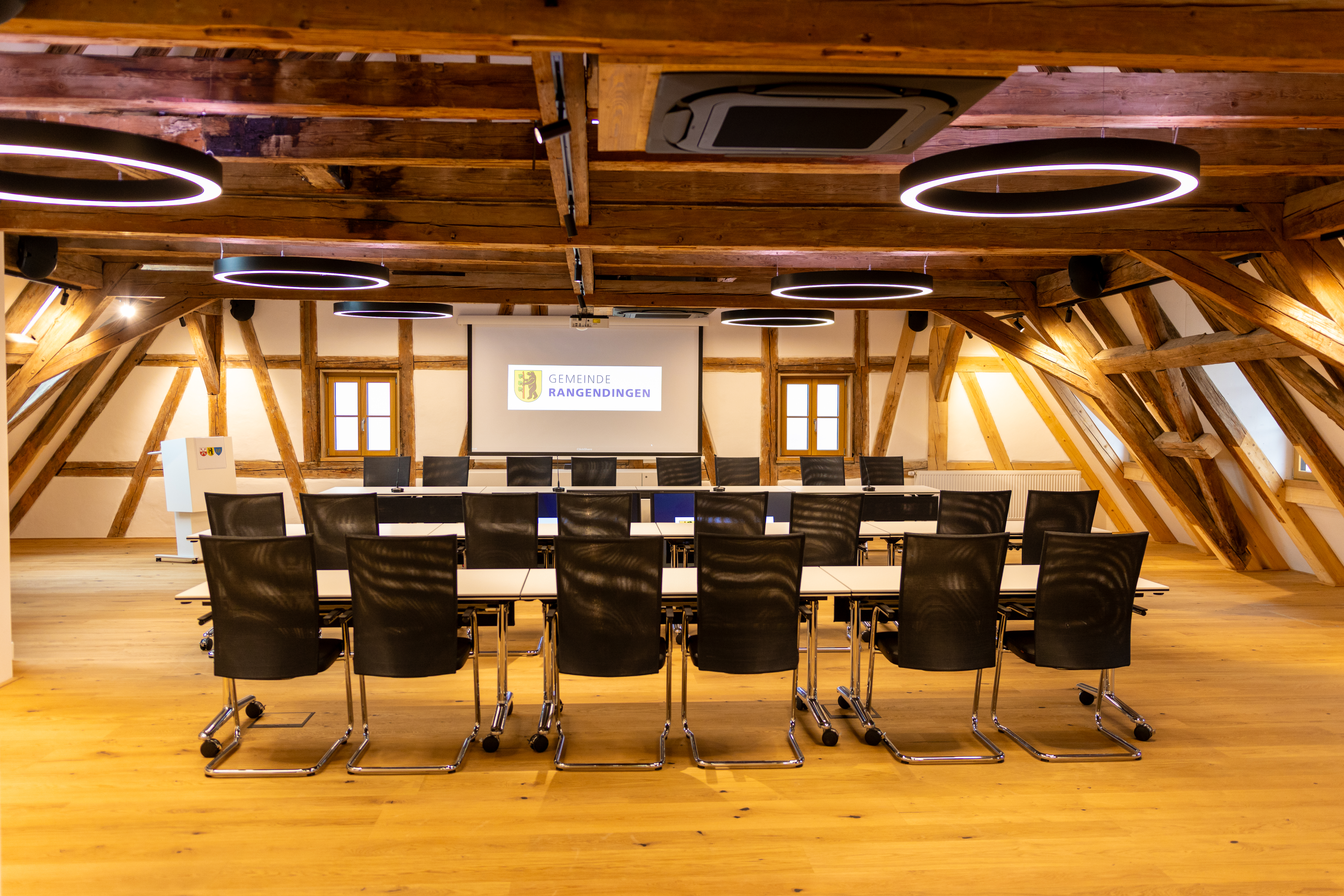 Rathaus Rangendingen | multiform Tisch | Freischwinger pharao Netz I Rednerpult PSL