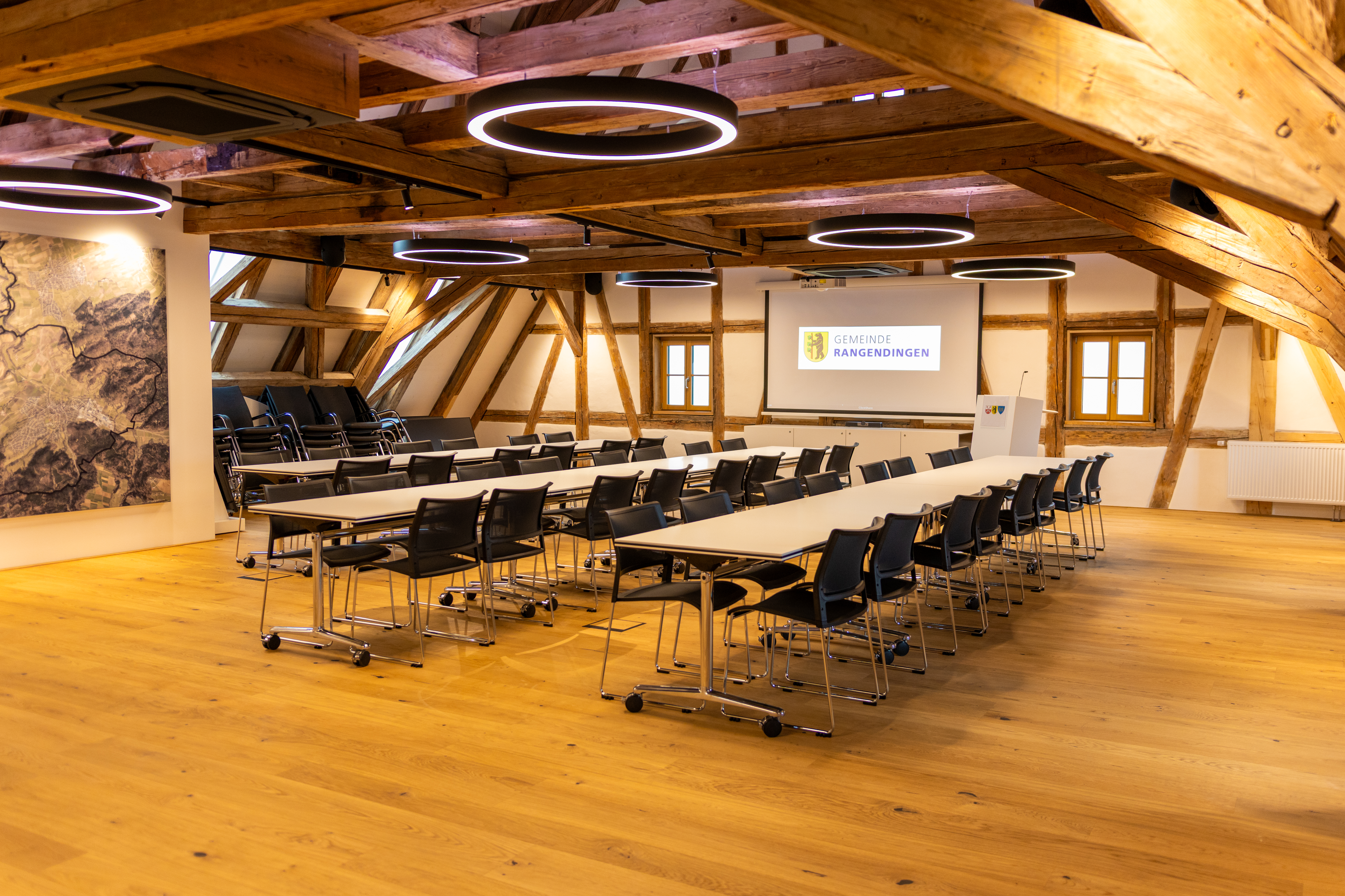 Rathaus Rangendingen | multiform Tisch | Freischwinger pharao Netz I Rednerpult PSL
