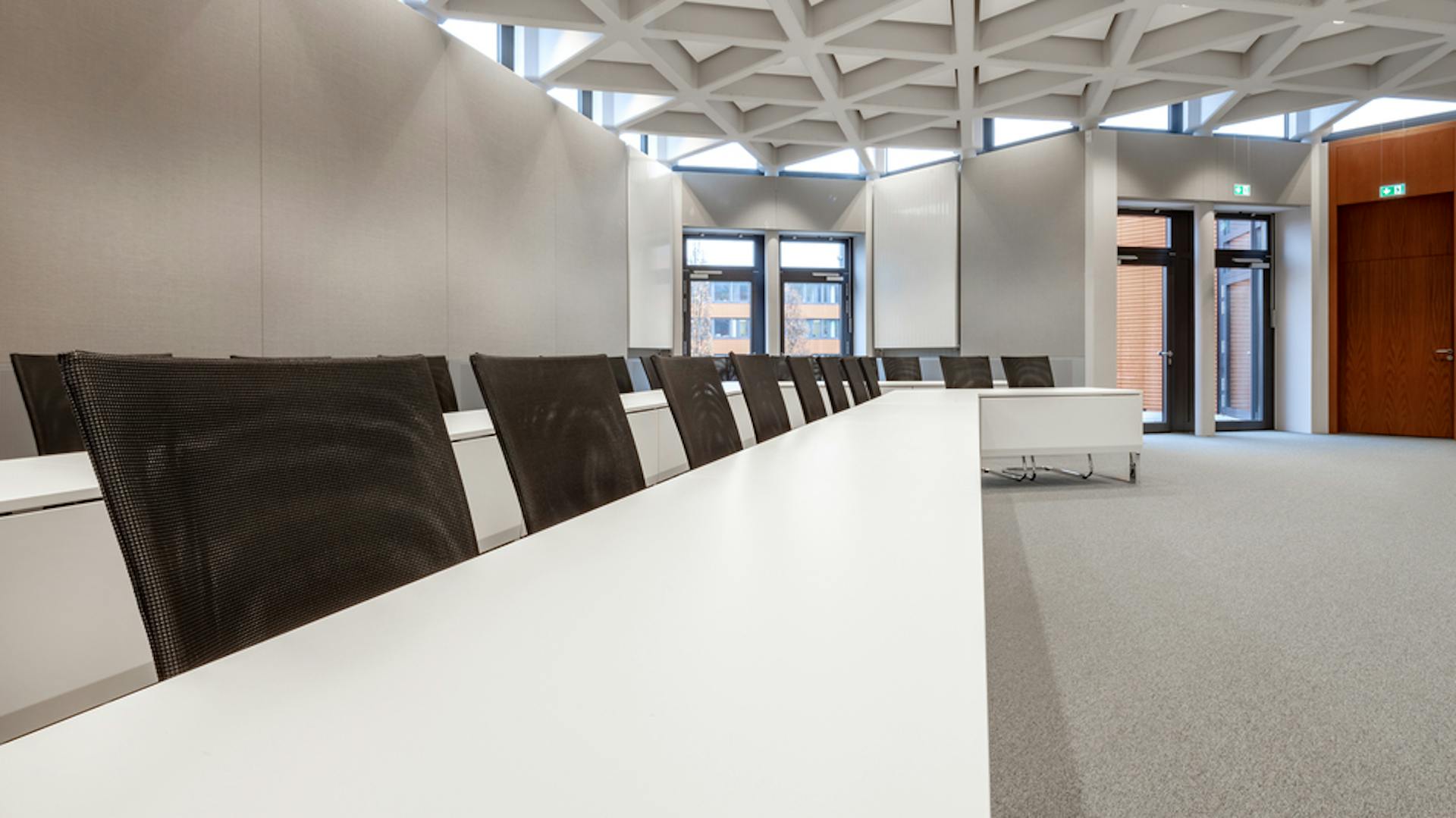 Kreishaus Minden | Tischanlage: c base | Freischwinger: pharao net