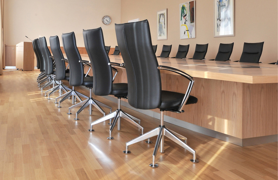 Post Luxemburg | Stühle: pharao comfort | Tisch: Sonderlösung