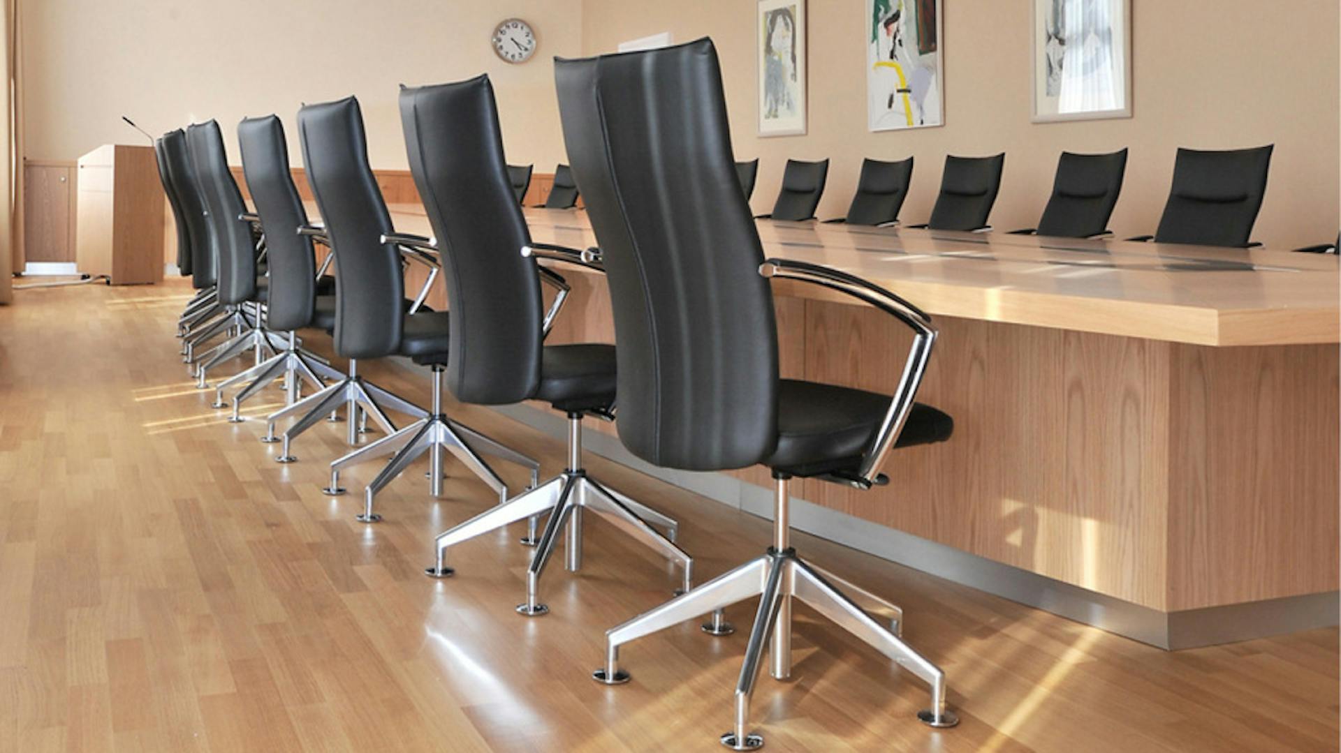 Post Luxemburg | Stühle: pharao comfort | Tisch: Sonderlösung