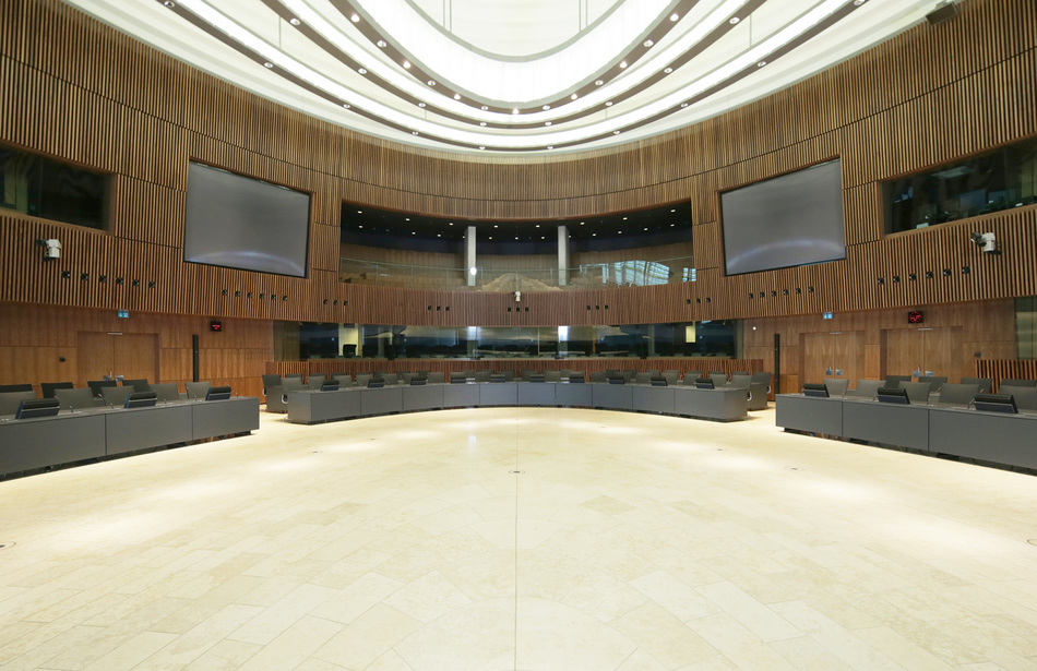 Centre de Conferénces Luxemburg | Konferenzanlage: Sonderlösung, werkzeuglos montierbar, mit hochwertiger Konferenz- und AV-Technik