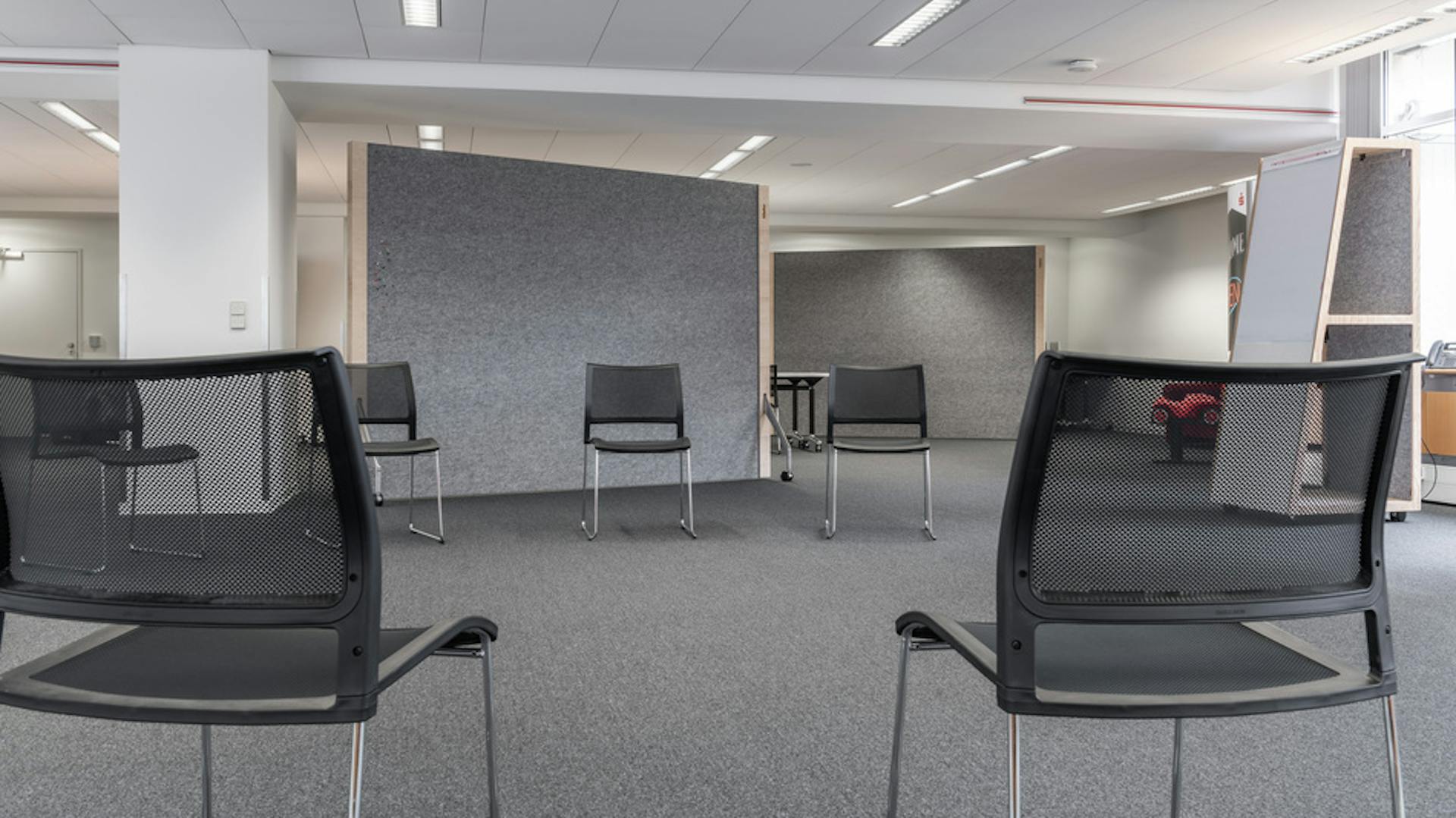 LBS Stuttgart, agiler Schulungsraum | Stapelstuhl: klif | Akustik- & Pinwand: fallon | Flipchart: A-frame chart