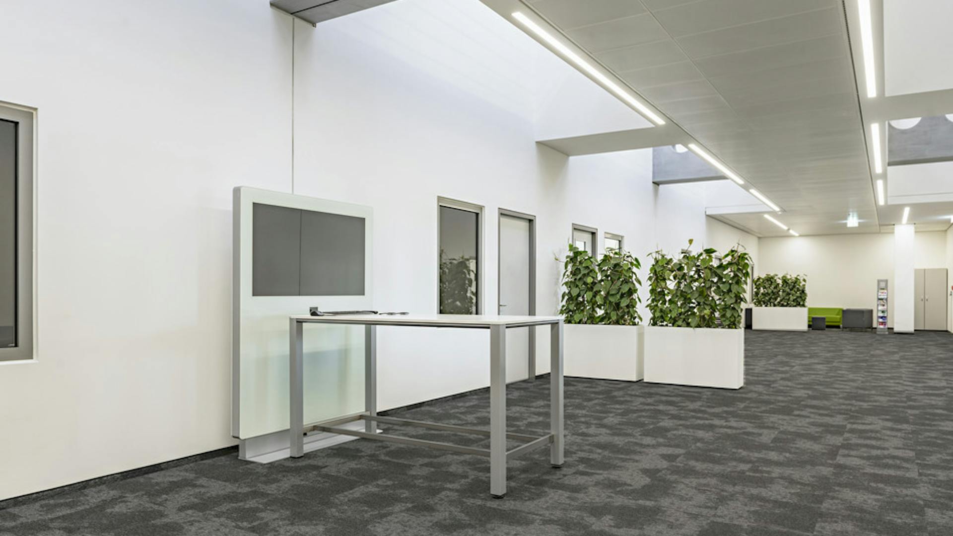 ebm-papst| Medienstele: MIDS I Stehtisch: Bench